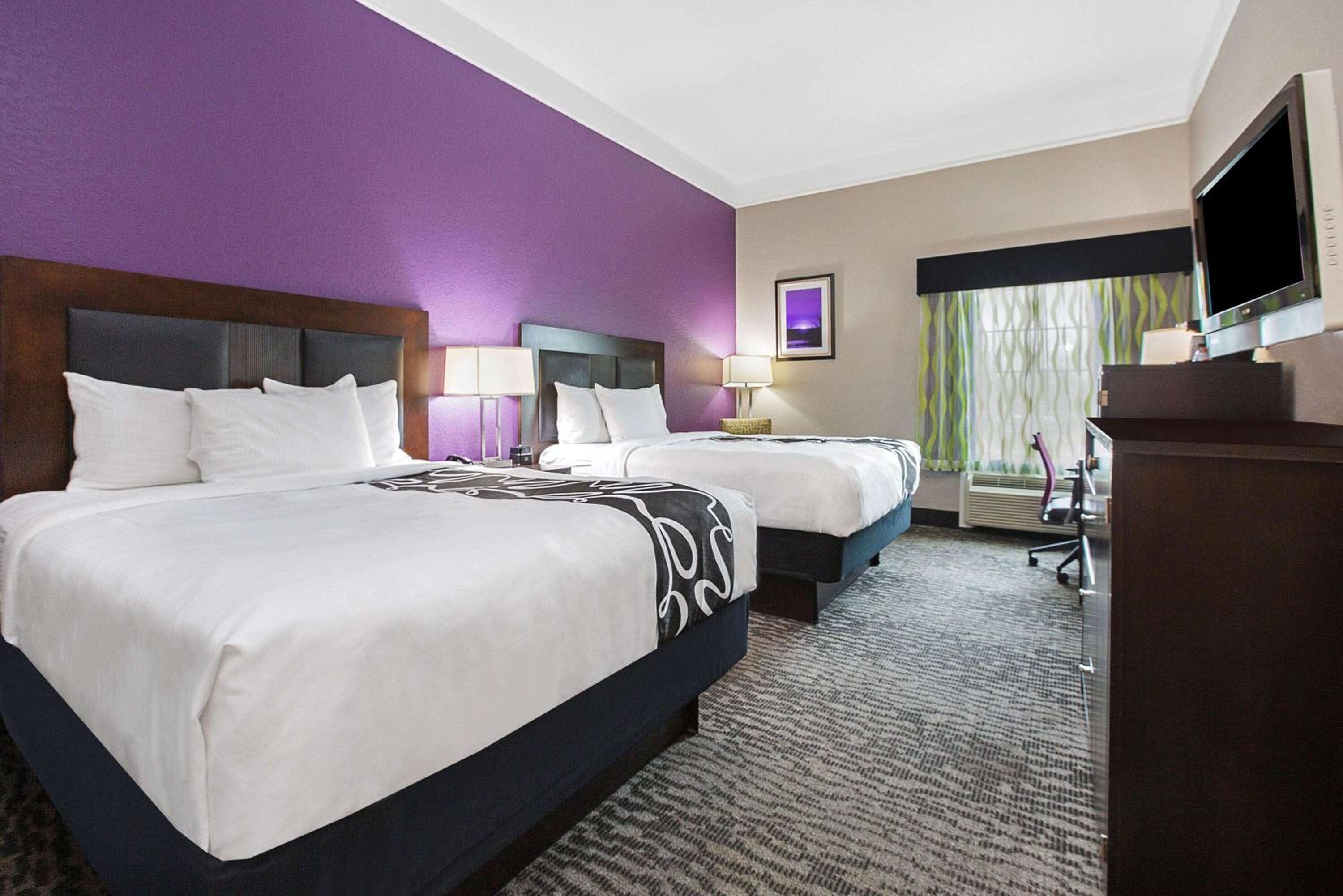 Deluxe Queen Room with Two Queen Beds - Photo 3