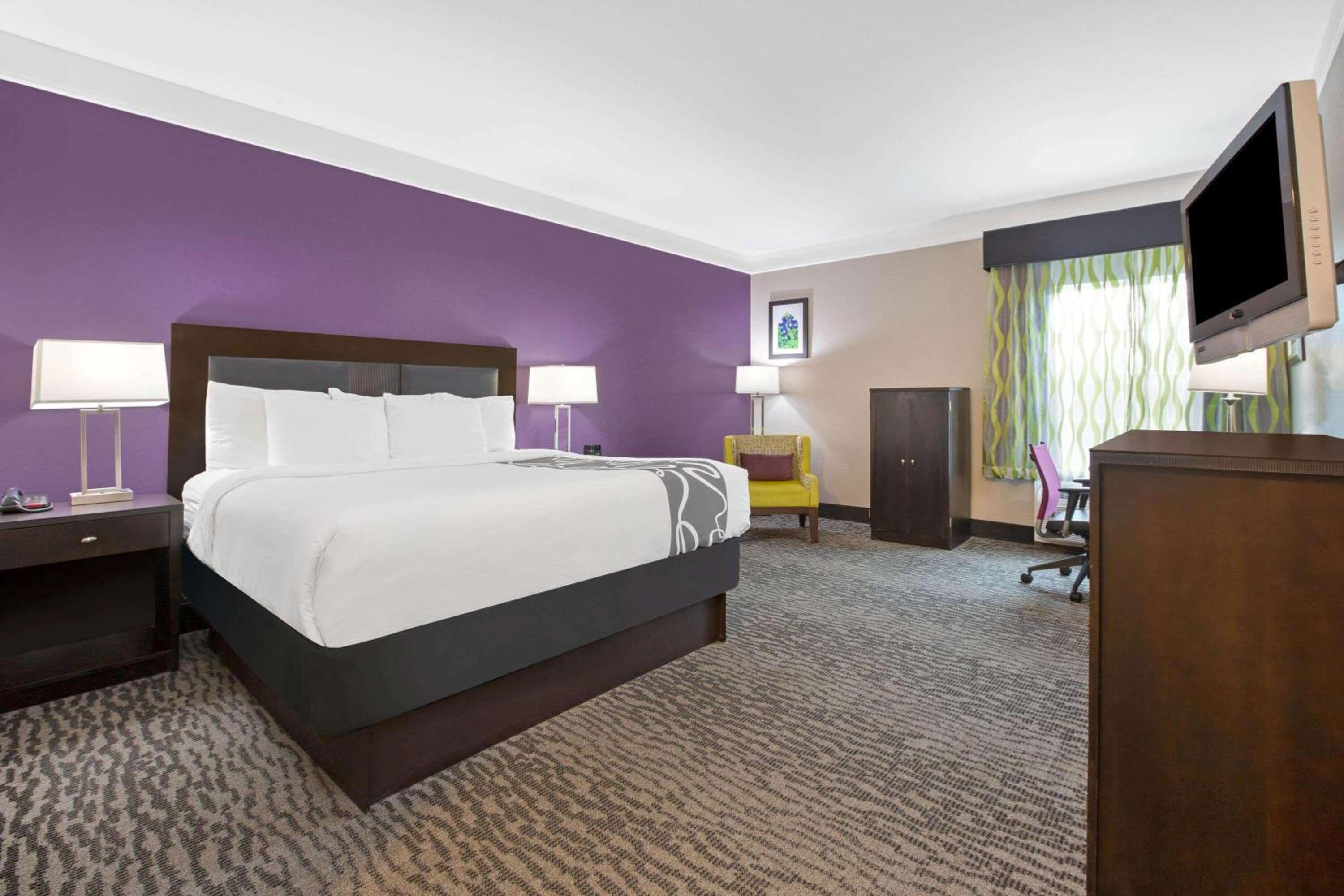 Deluxe King Room - Photo 2