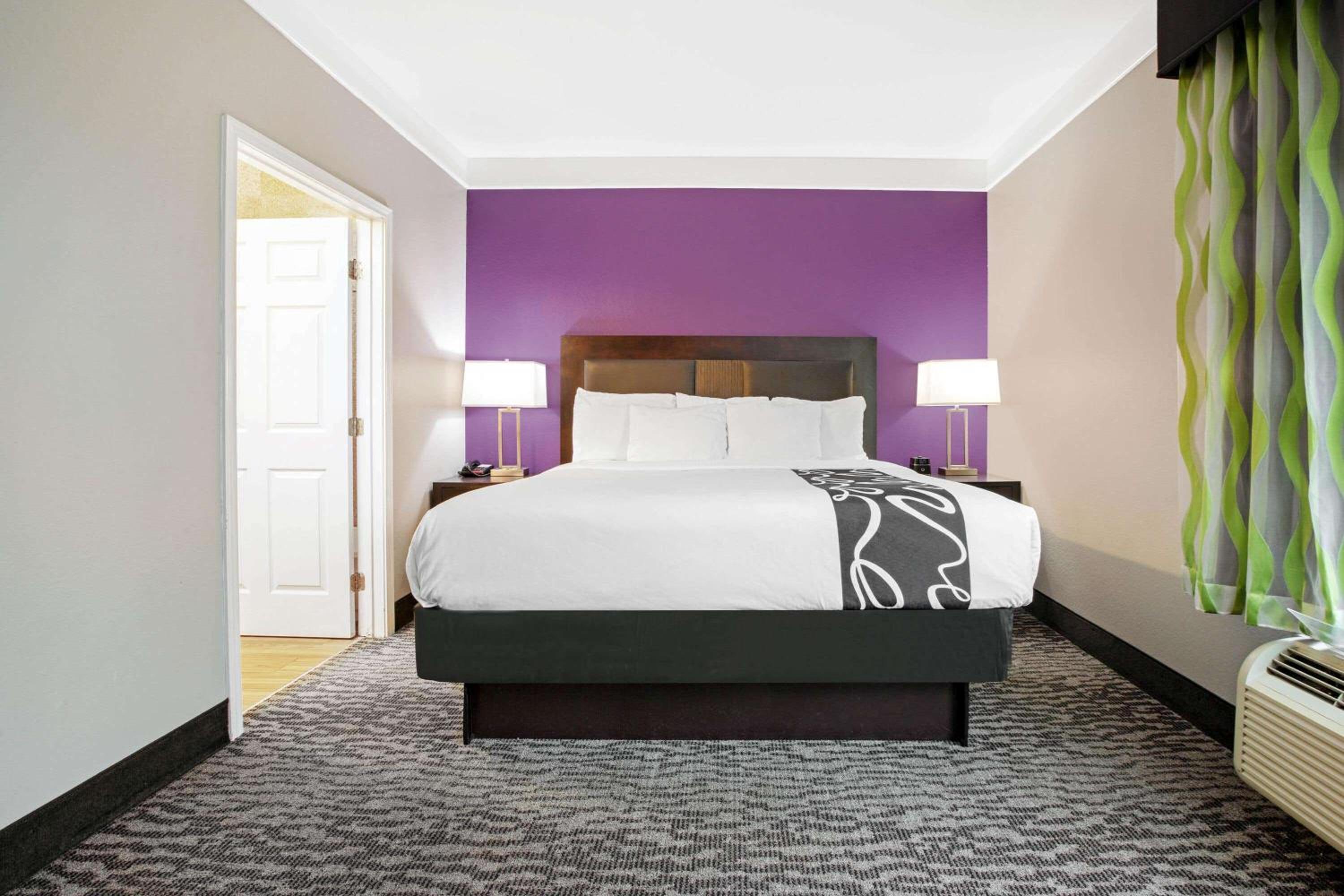 Superior King Suite - Non-SmokingÂ  - Photo 2
