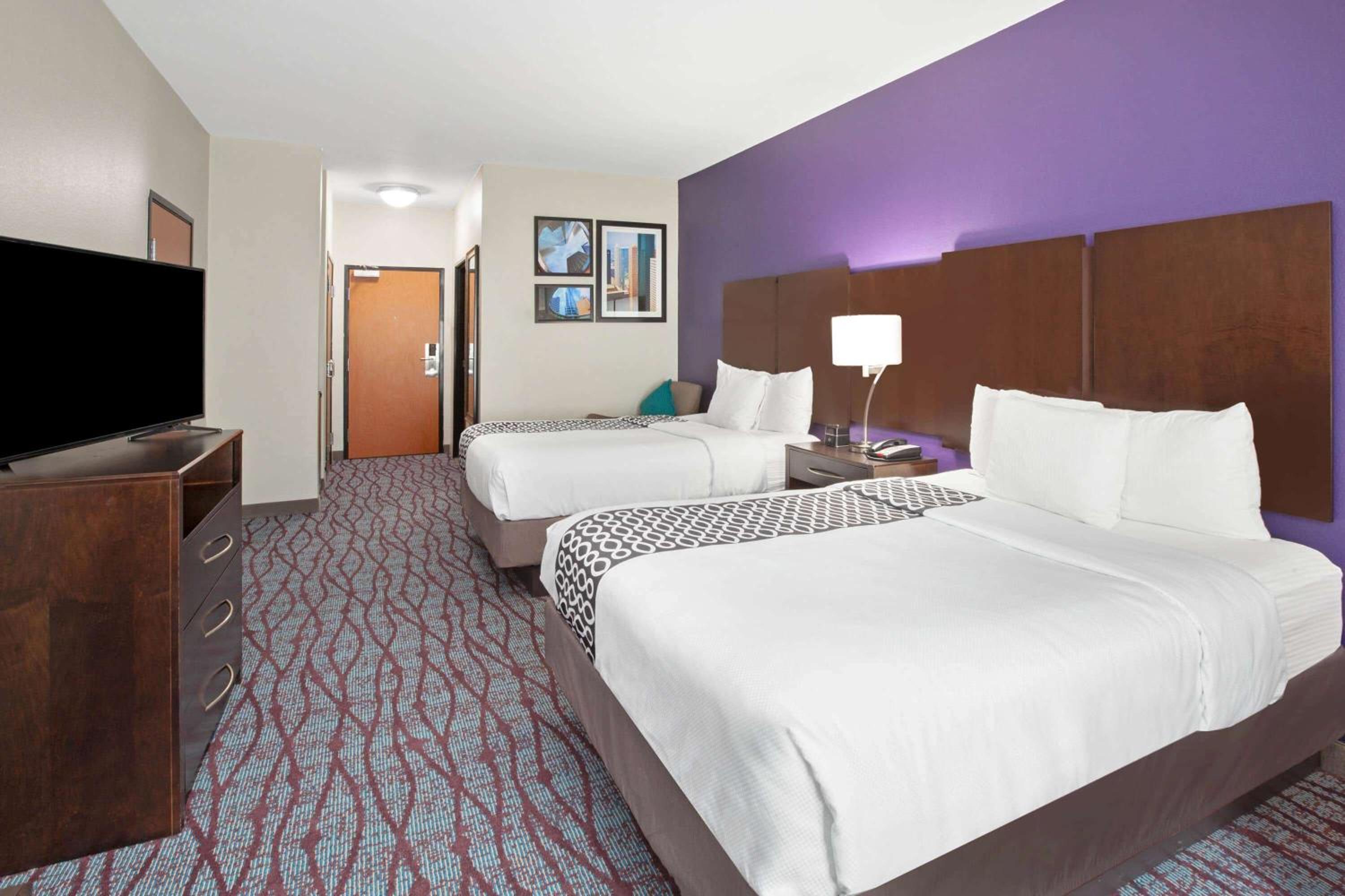Deluxe Queen Room with Two Queen Beds - Photo 6