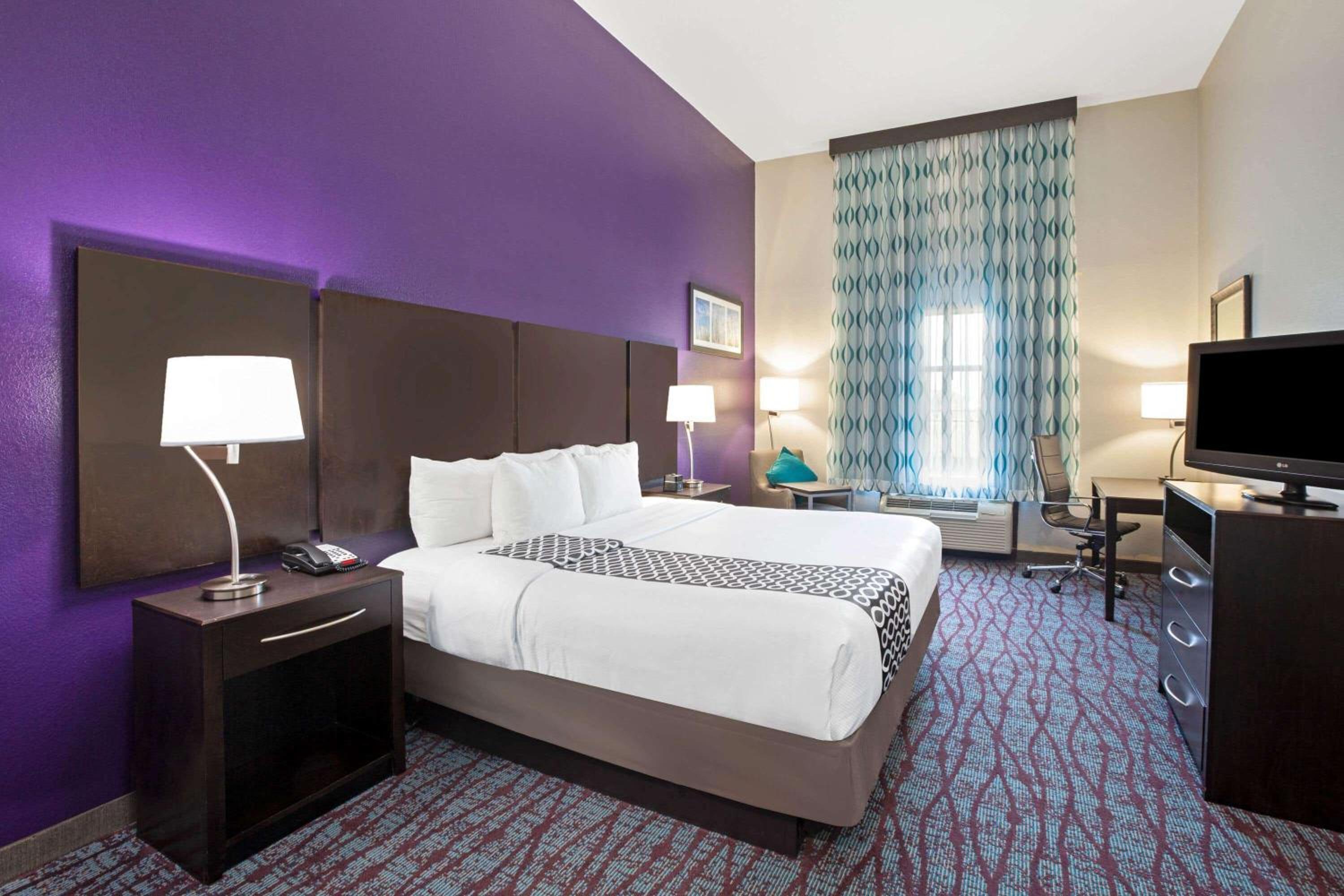King Room - Non-Smoking - Photo 5