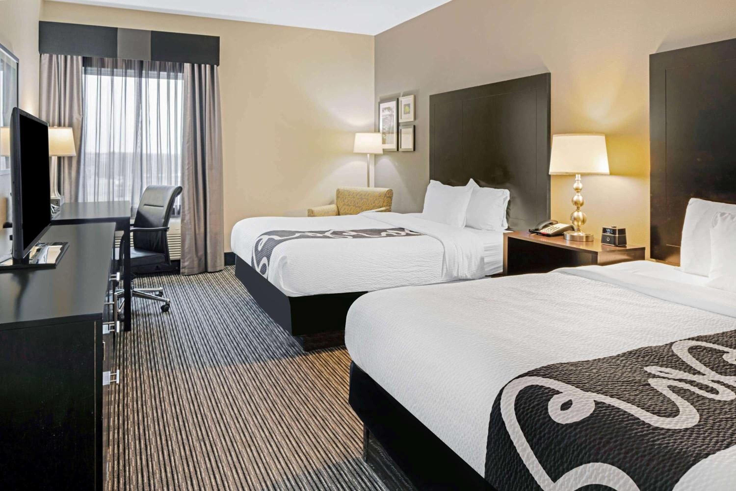 Queen Room with Two Queen Beds photo 1