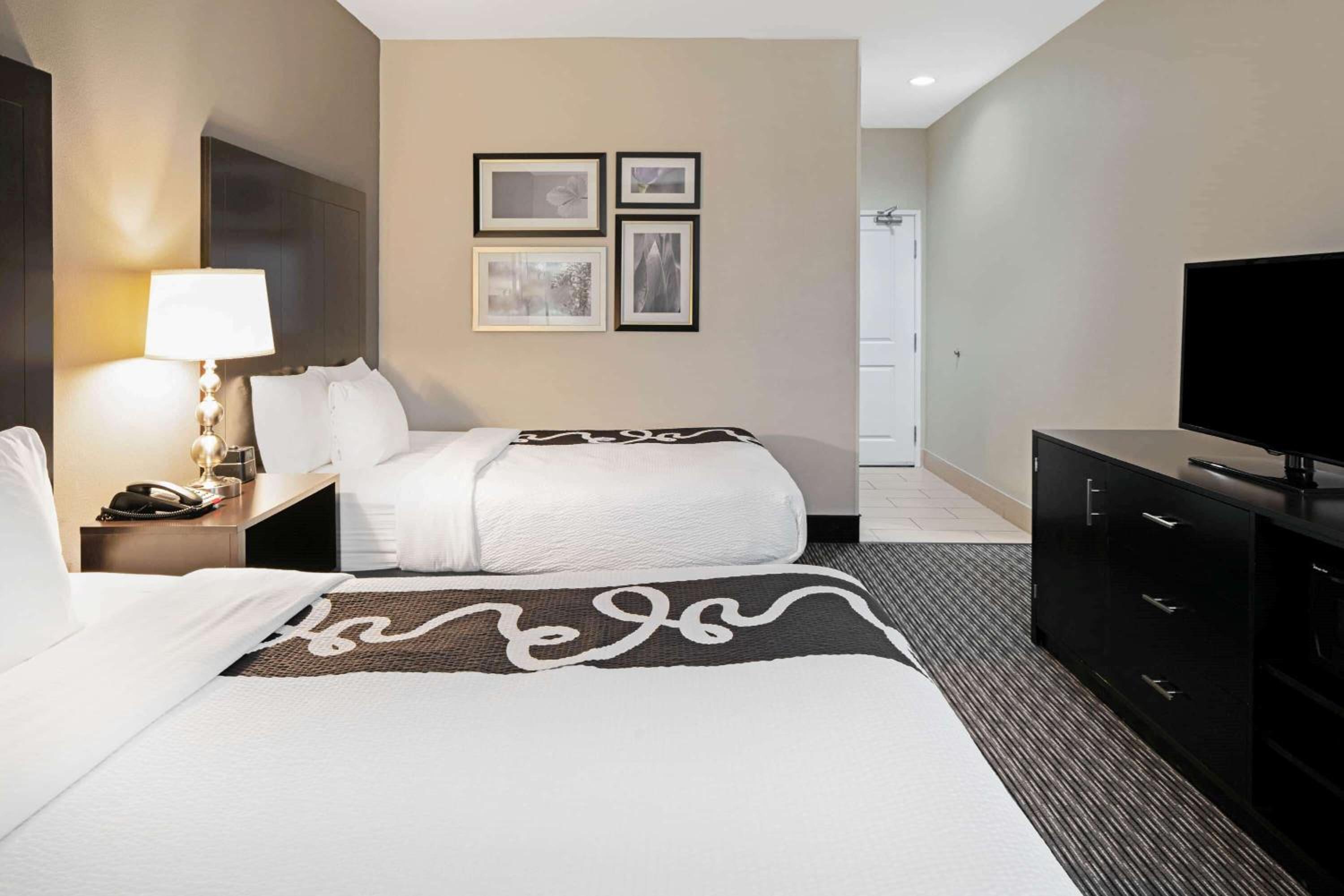 Deluxe Queen Room with Two Queen Beds - Non-Smoking photo 3