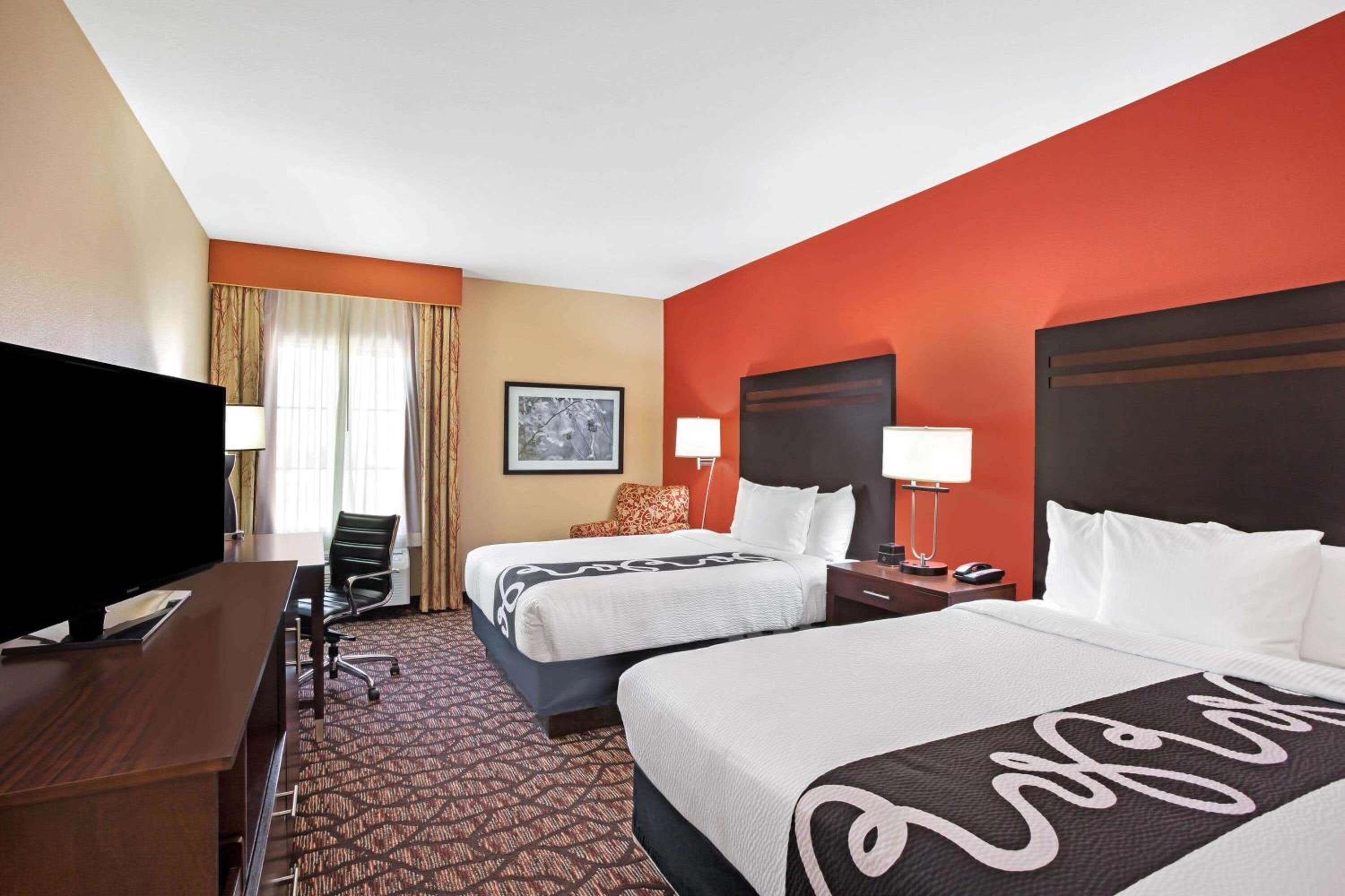 Deluxe Double Room with Two Queen Beds photo 1