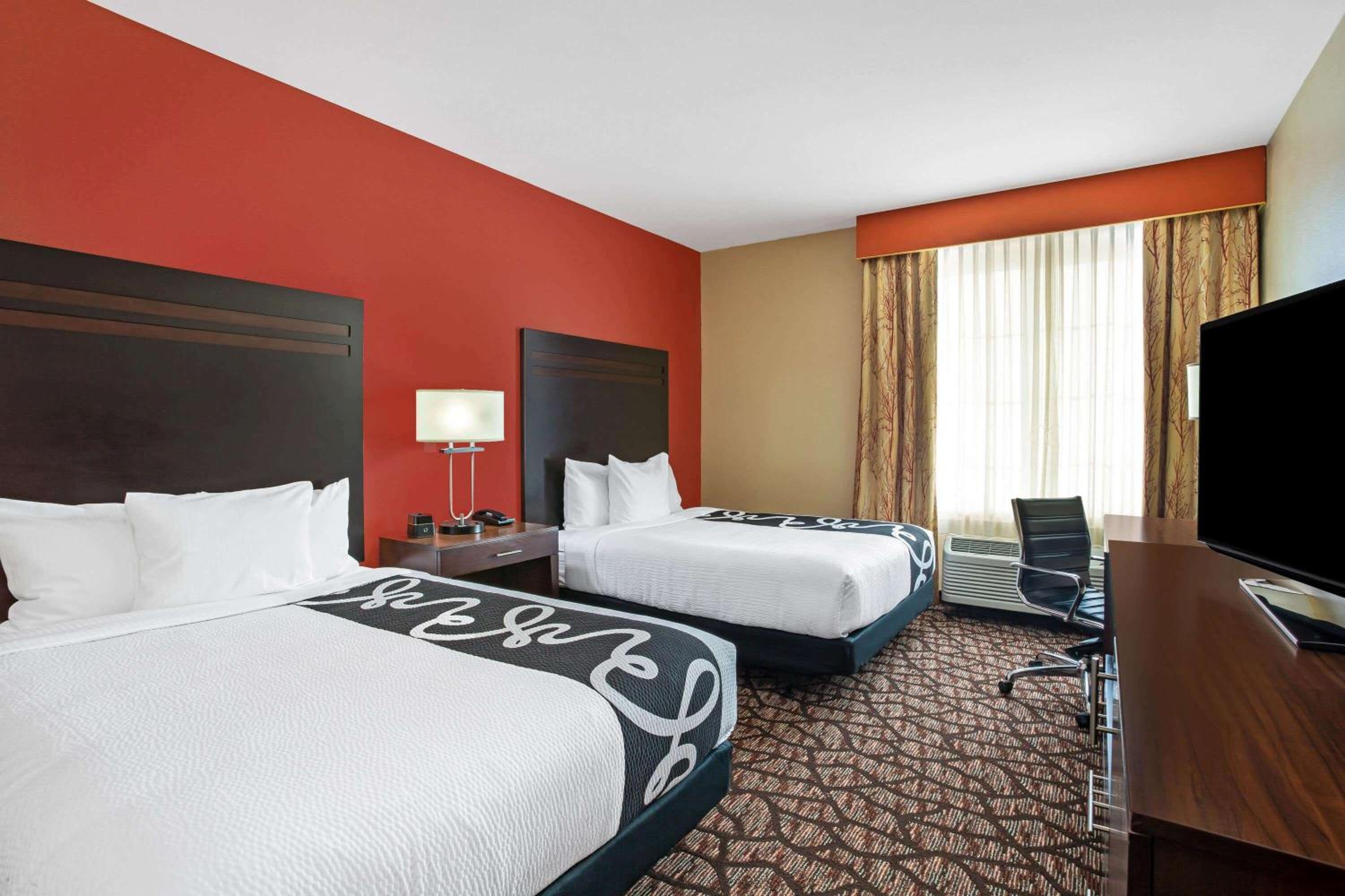 Queen Room with Two Queen Beds - Disability Access photo 2