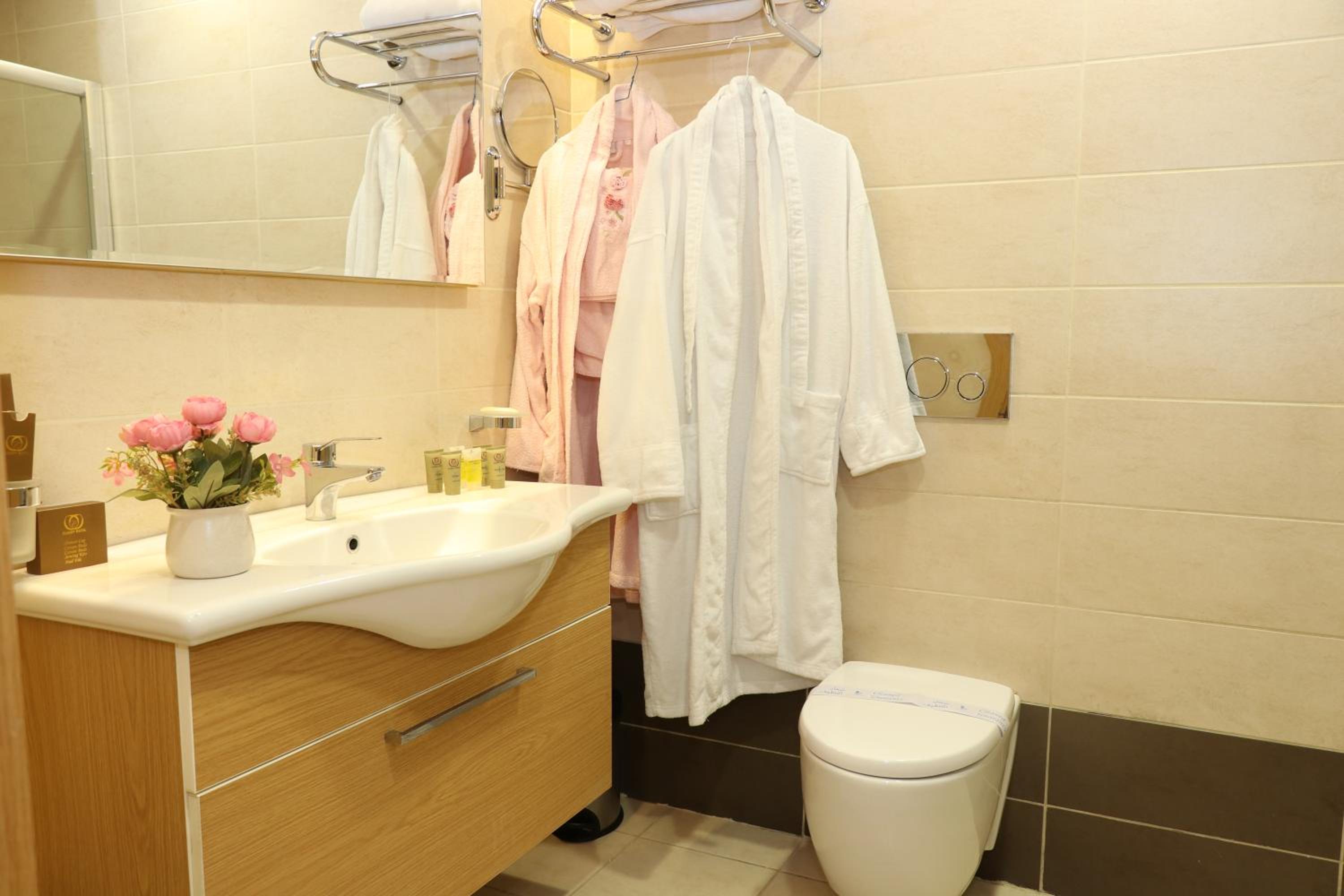 Standard King Room - Photo 5