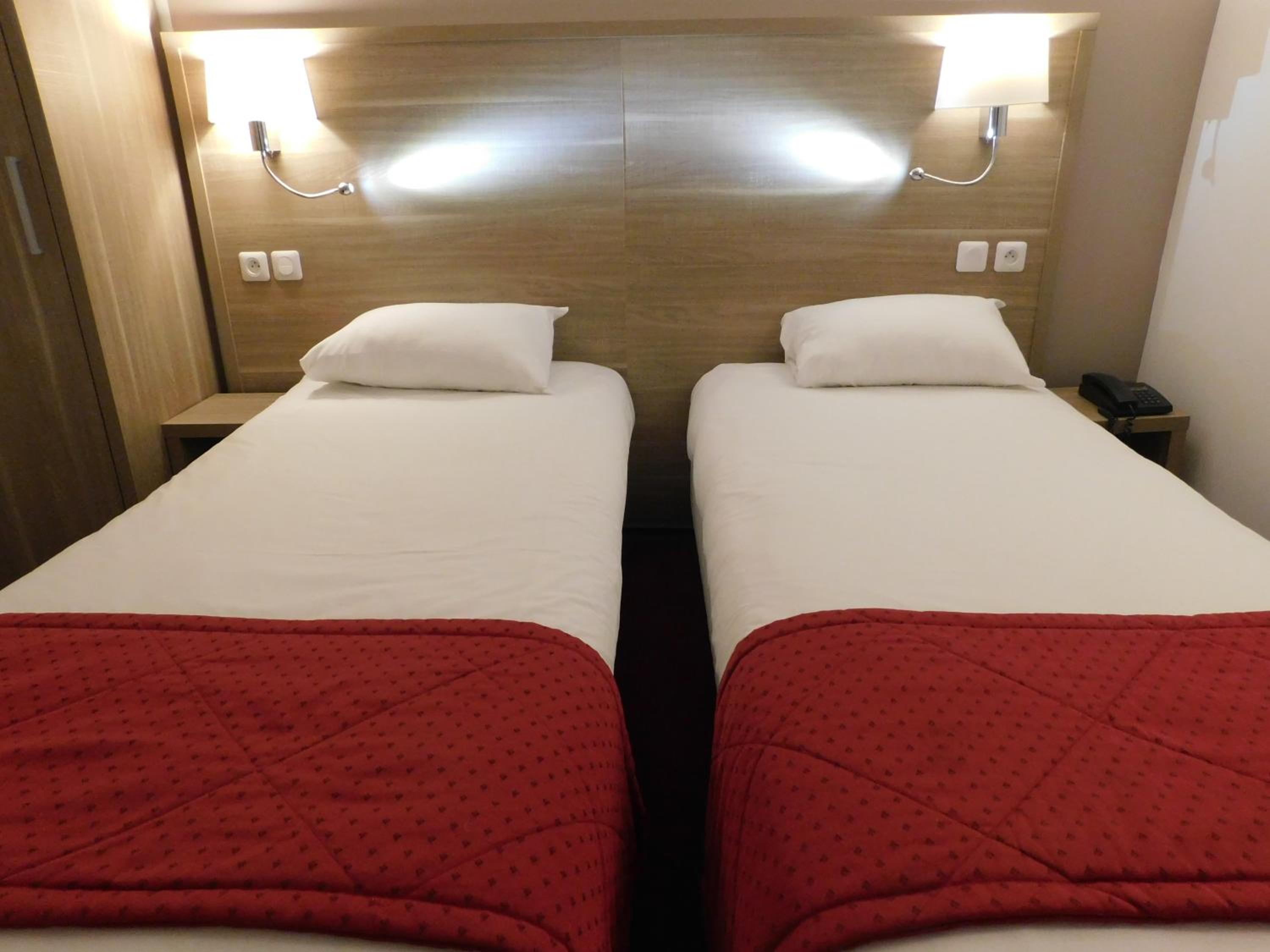 Standard Twin Room - Photo 4