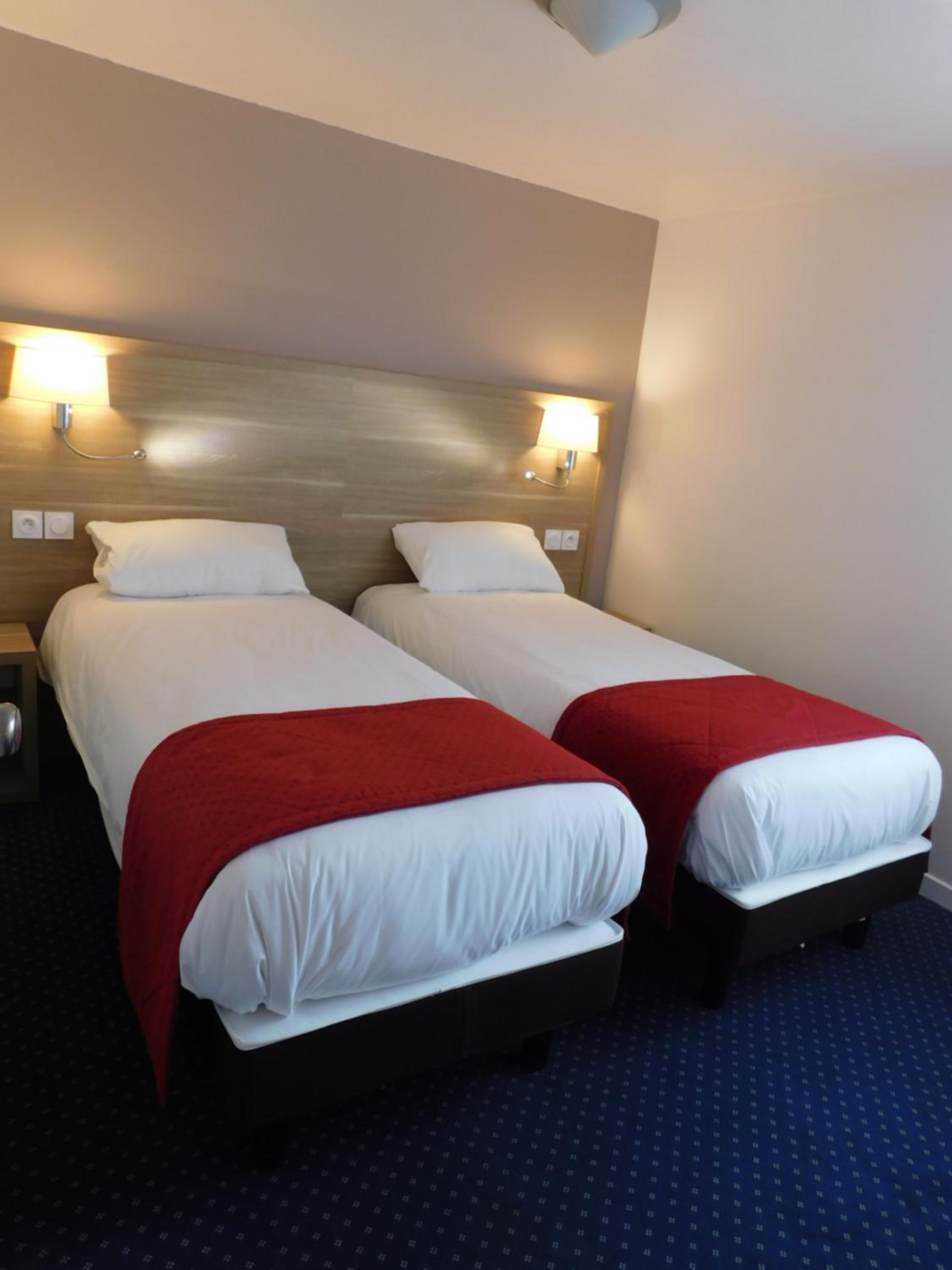 Standard Twin Room - Photo 7