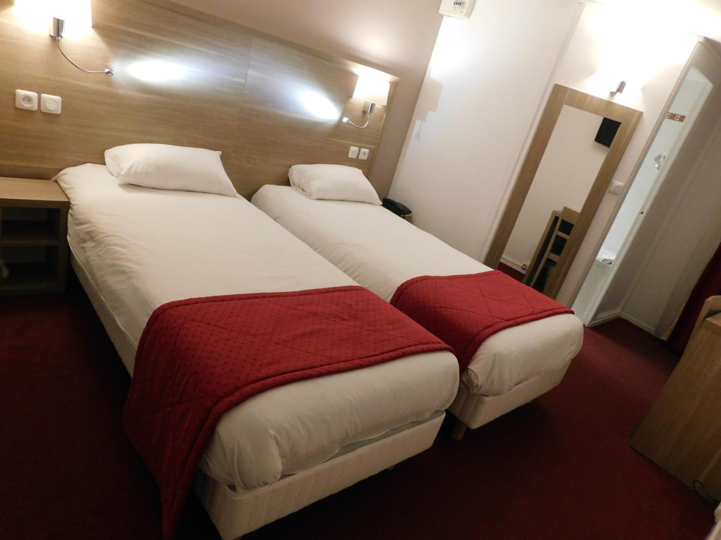 Standard Twin Room - Photo 2