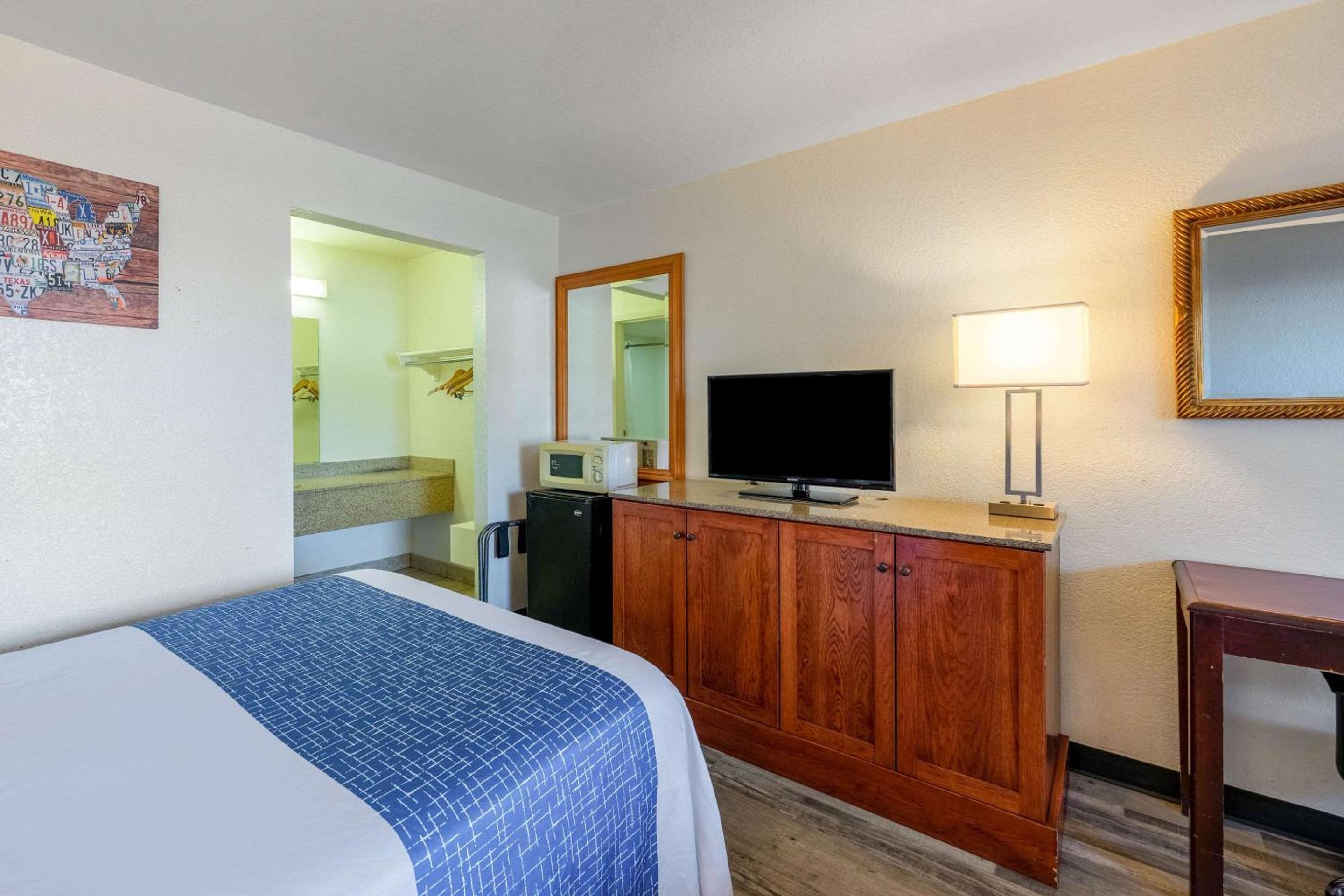 Queen Room with Two Queen Beds - Smoking photo 2