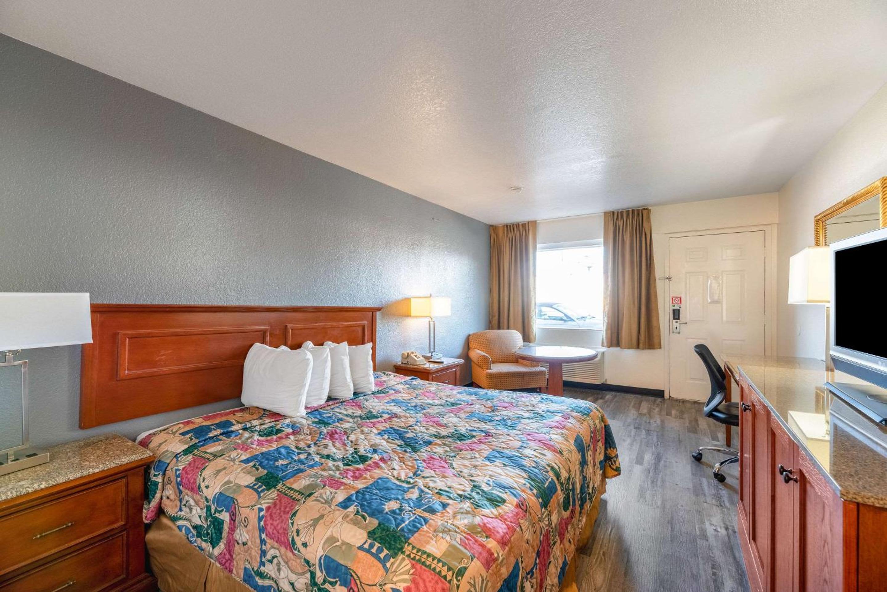 Standard King Room with One King Bed photo 1