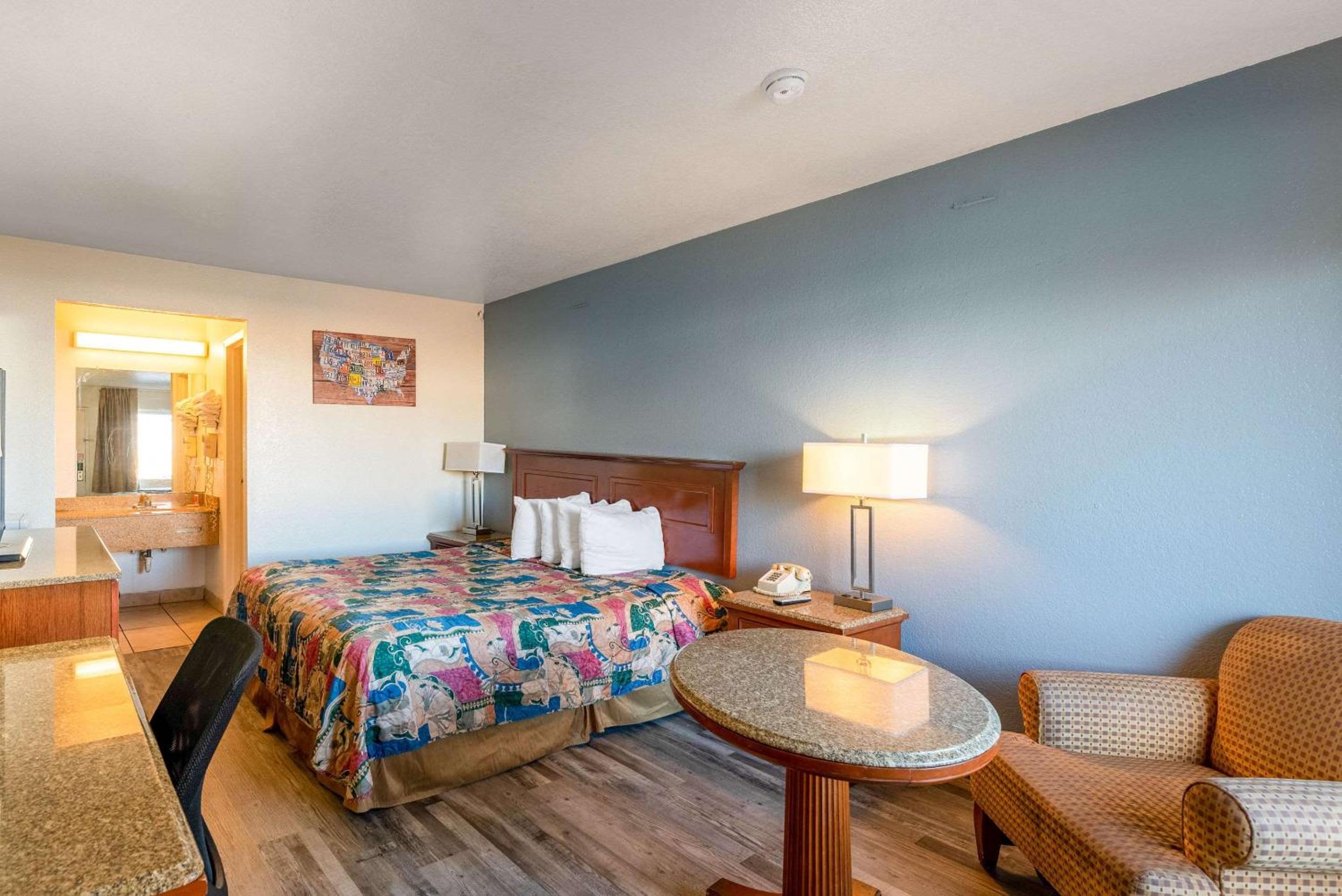 Standard King Room with One King Bed photo 3