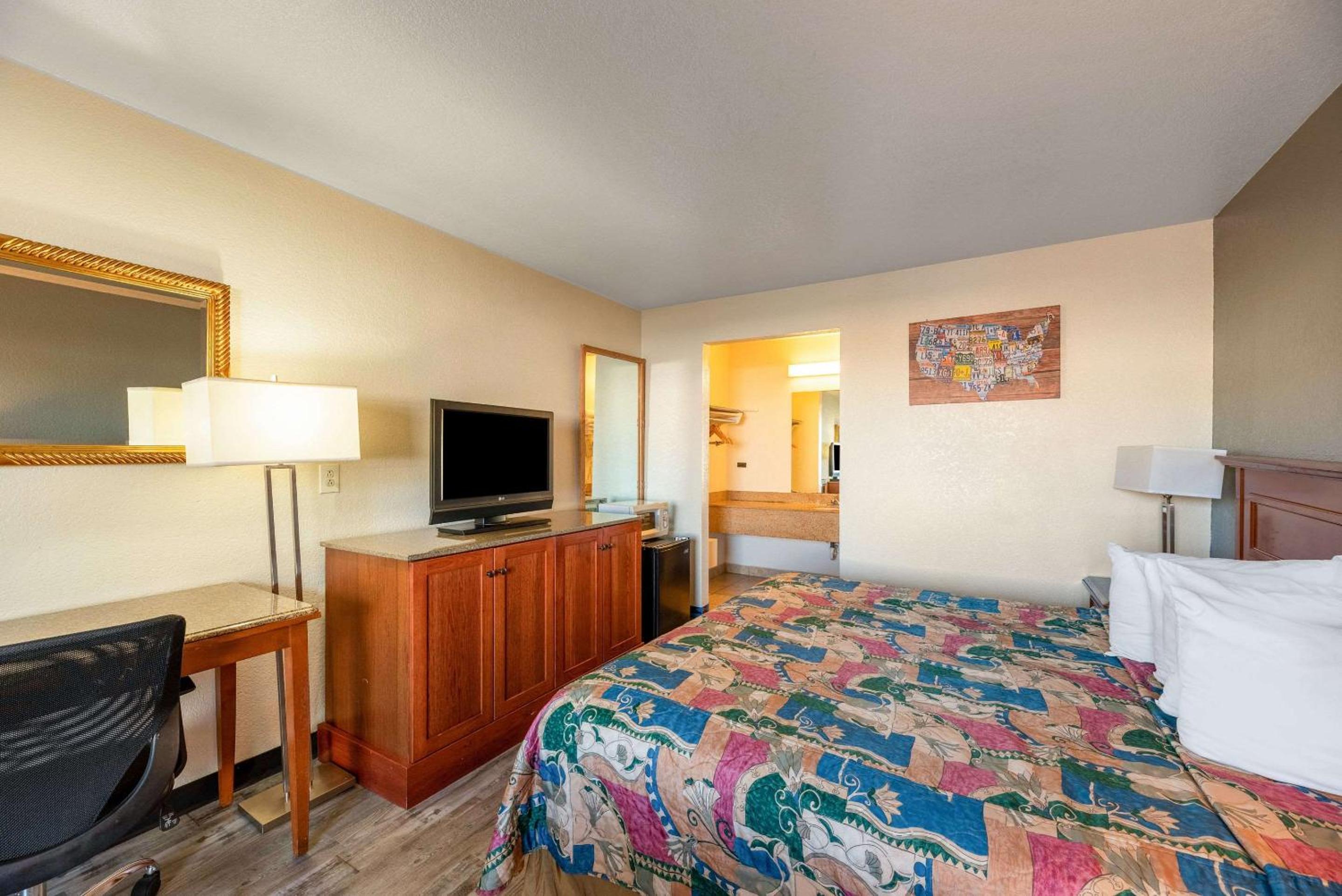 Standard King Room with One King Bed photo 2