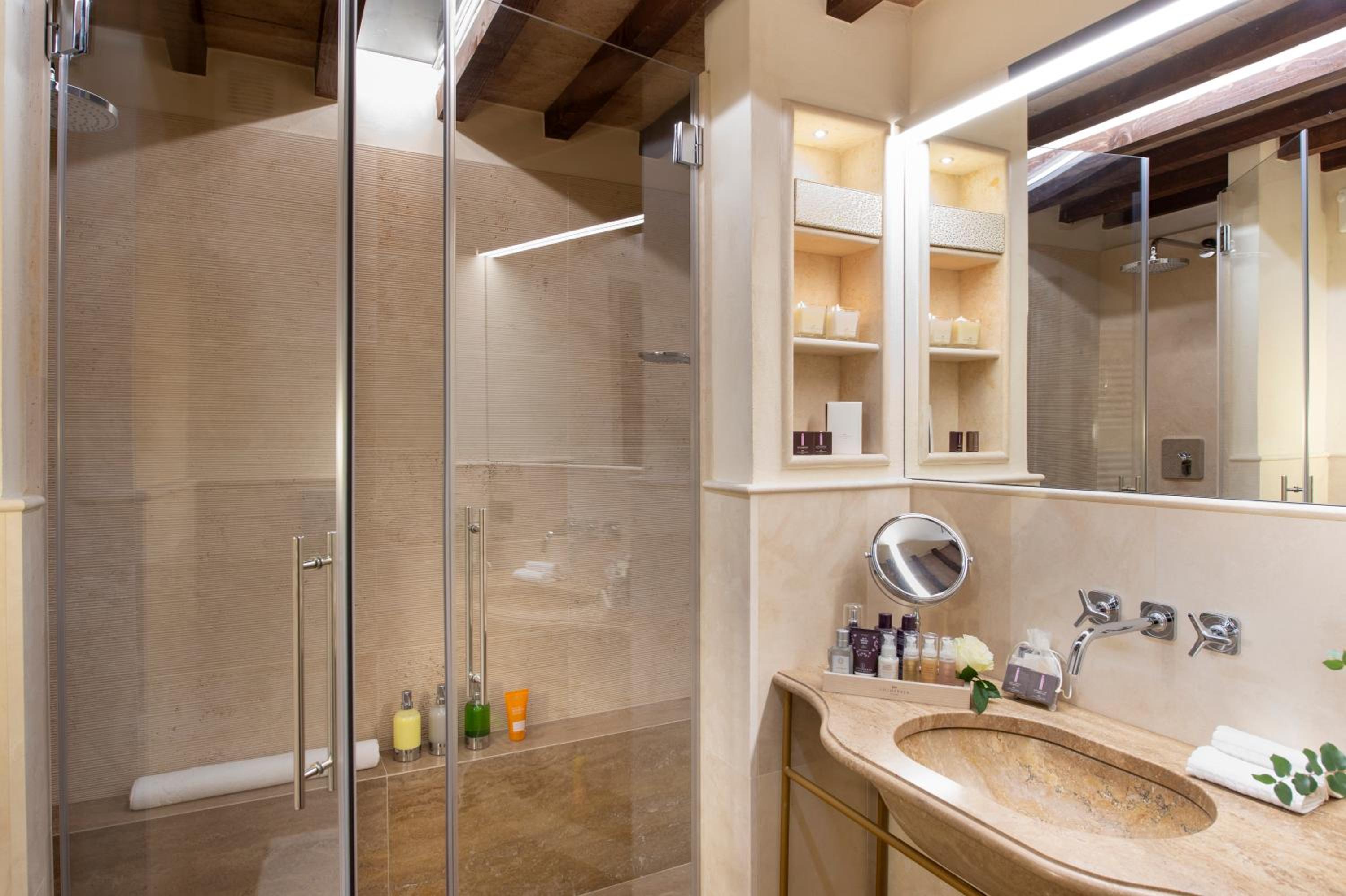 Deluxe Junior Suite - Photo 10