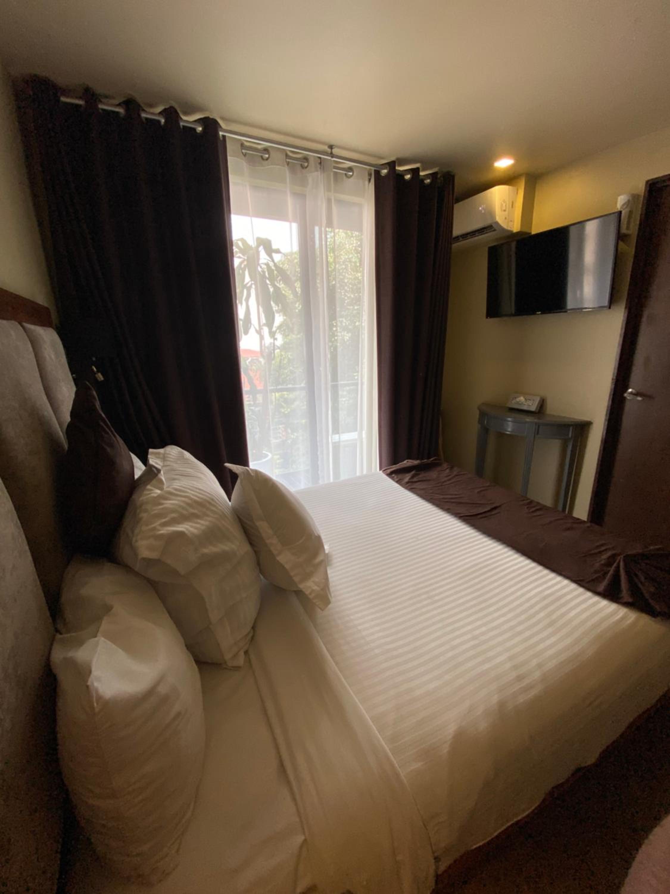 Deluxe Queen Suite - Photo 9