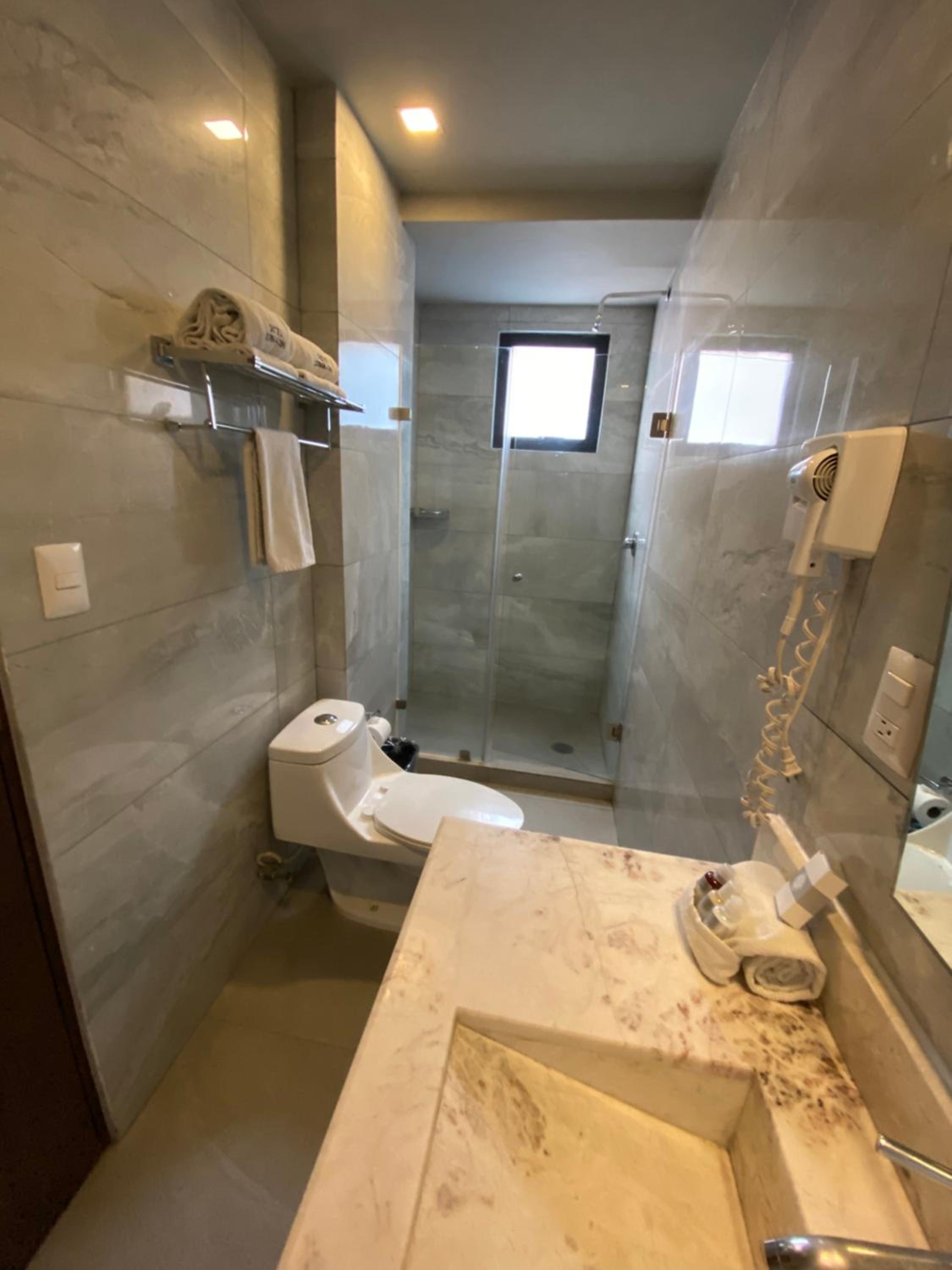 Deluxe Queen Suite - Photo 8