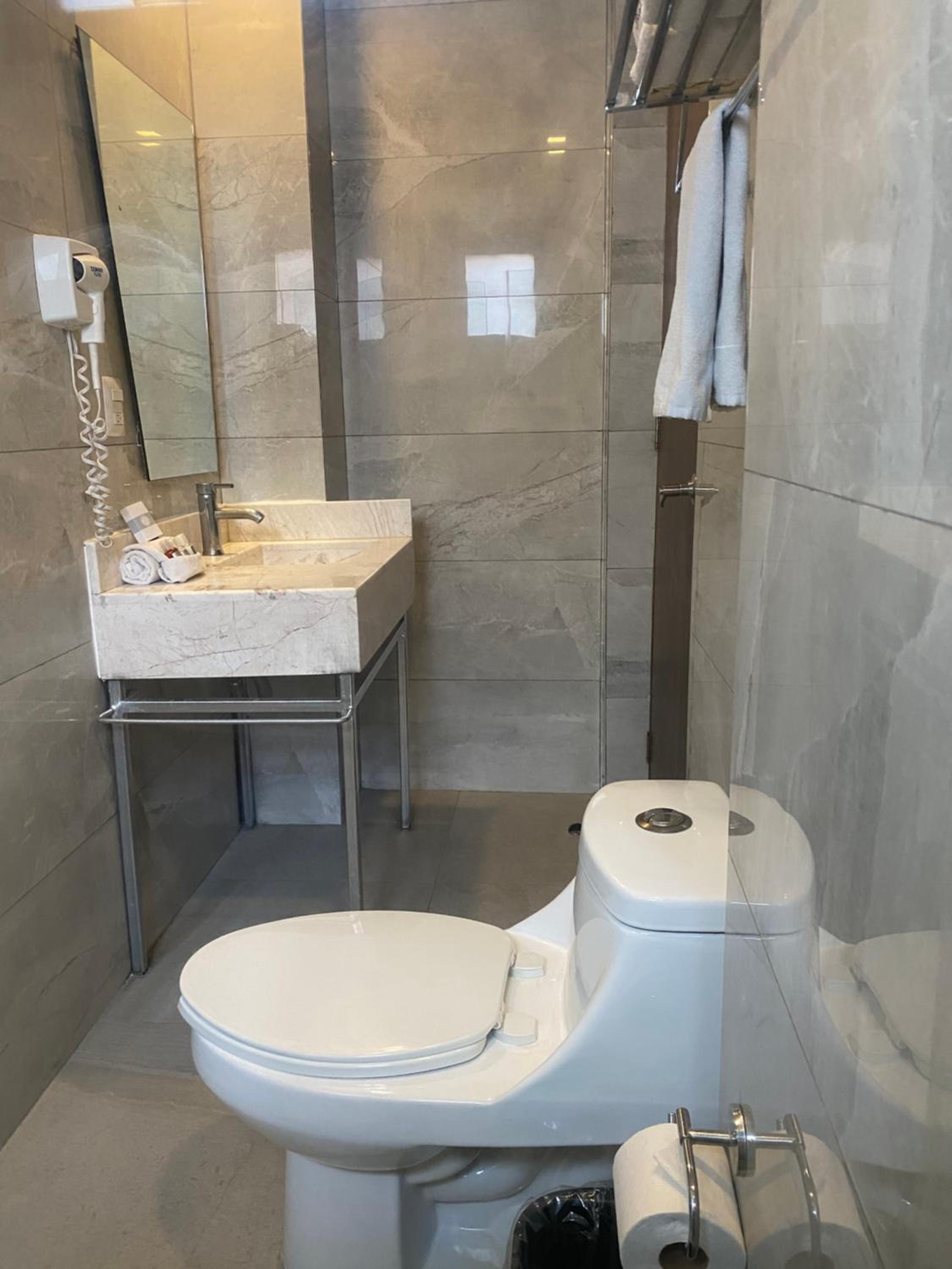 Deluxe Queen Suite - Photo 7