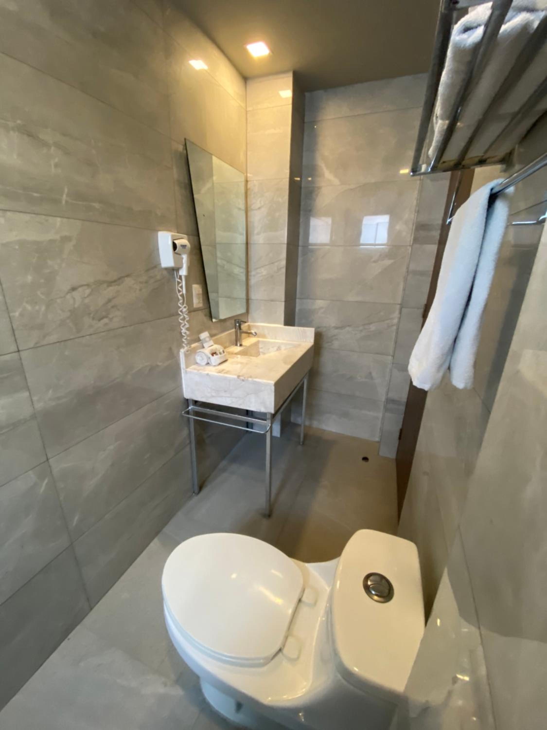 Deluxe Queen Suite - Photo 6