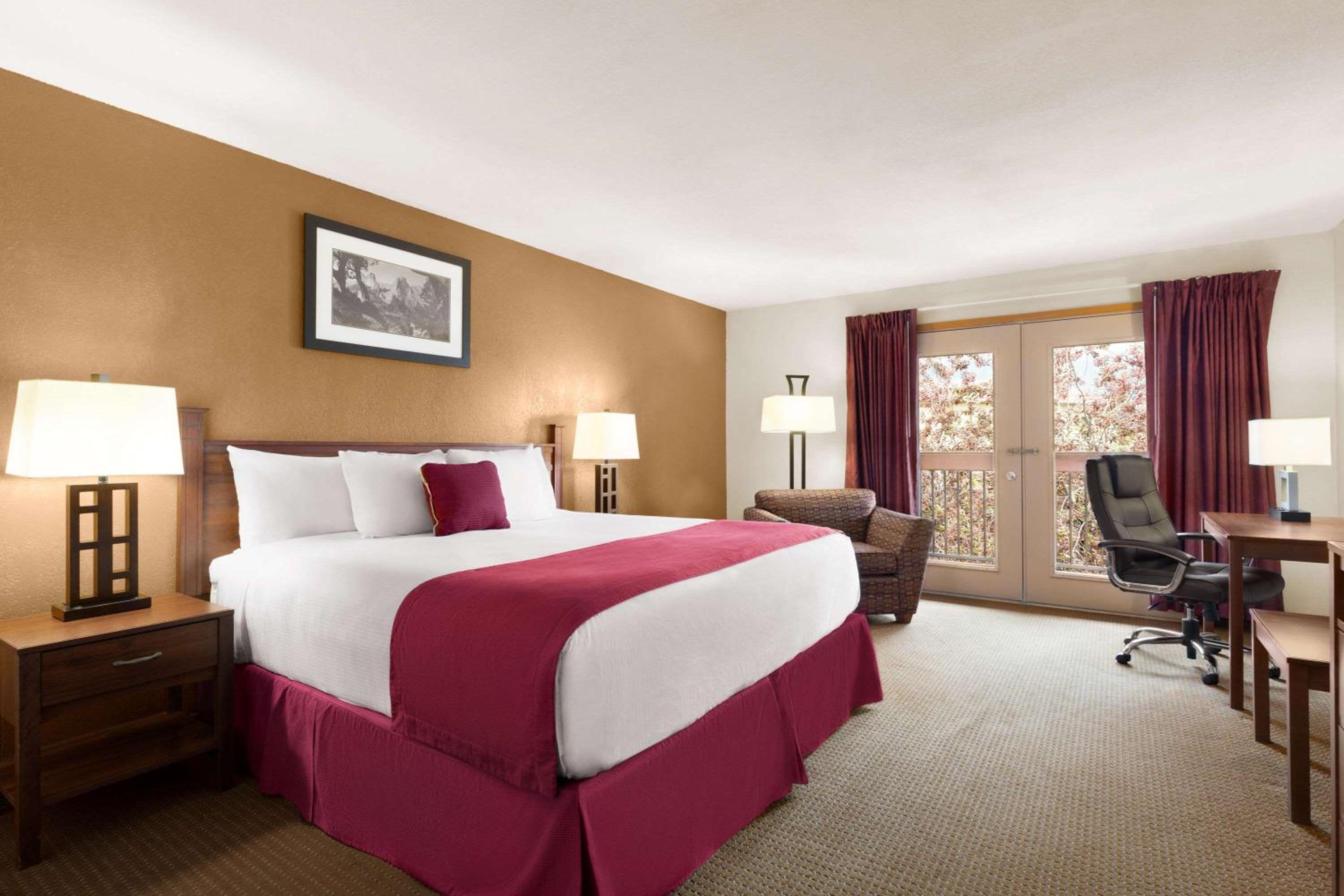 King Suite - Photo 1