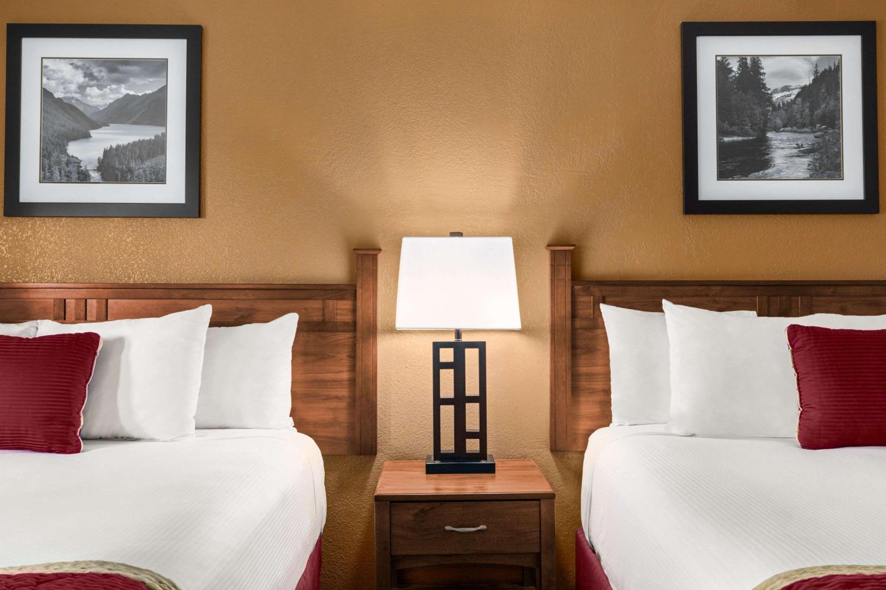 Queen Room with Two Queen Beds - Non-Smoking - Photo 8
