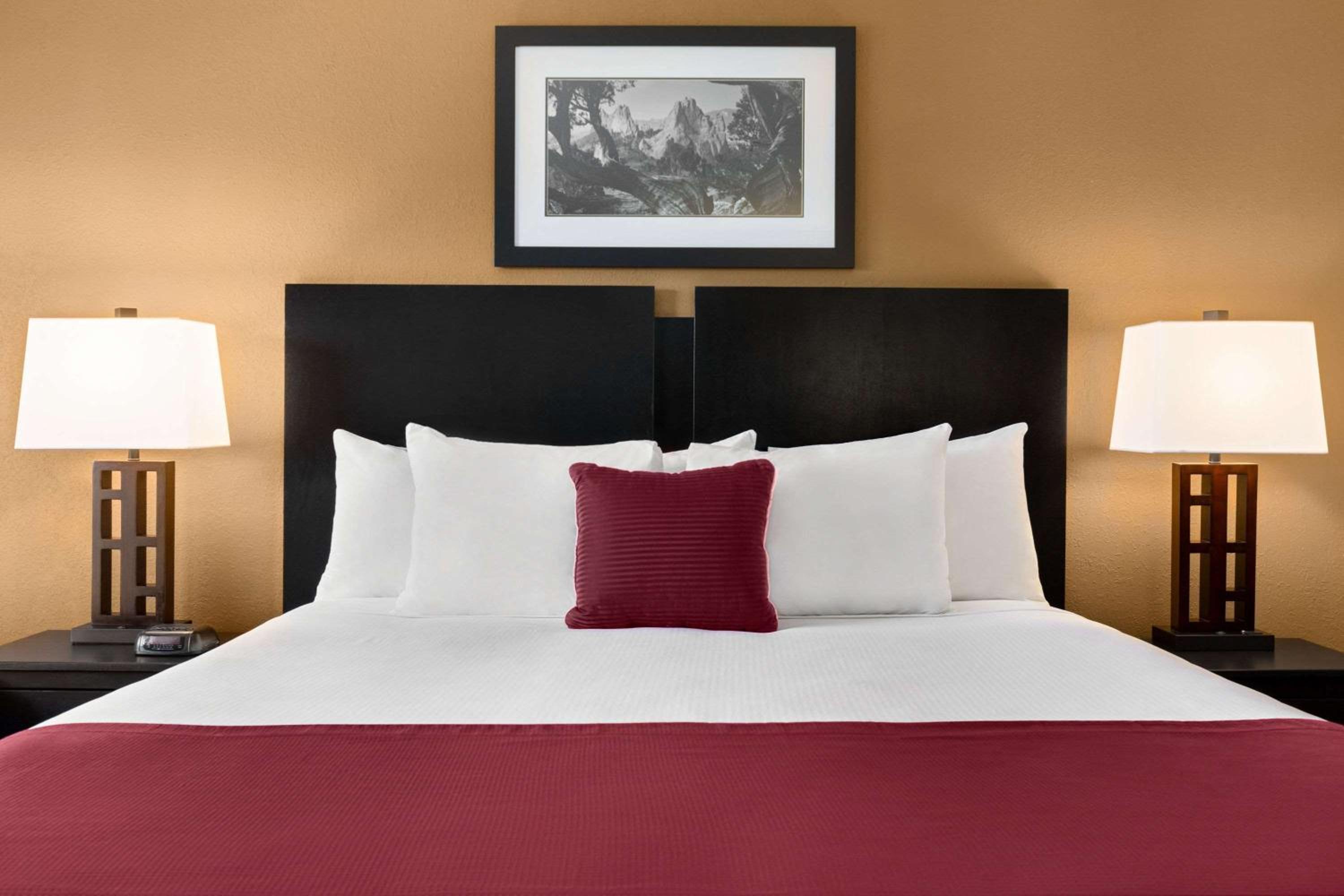 King Room - Non-Smoking - Photo 2