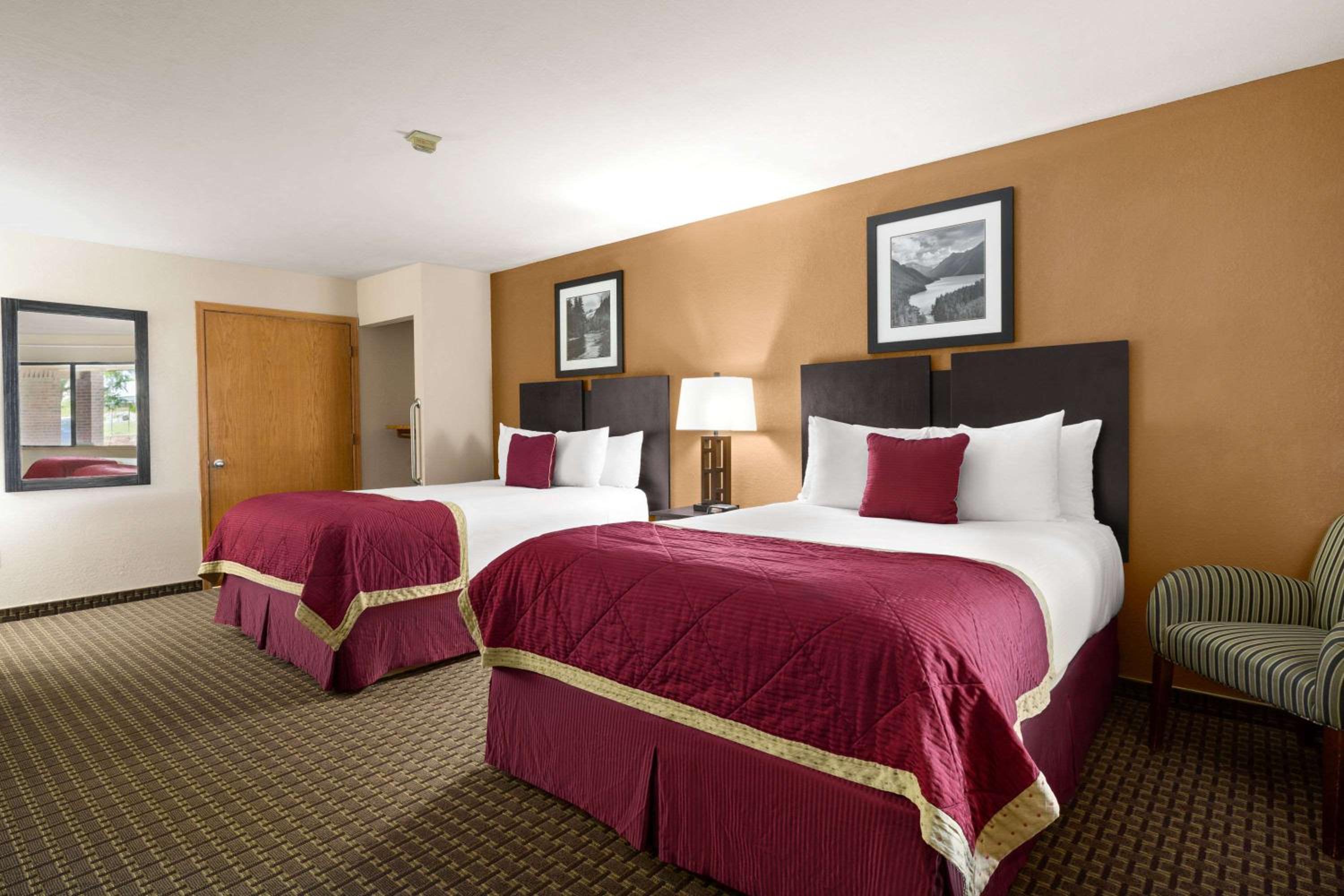 Queen Room with Two Queen Beds and Bath Tub - Mobility Accessible/Non-Smoking - Photo 4