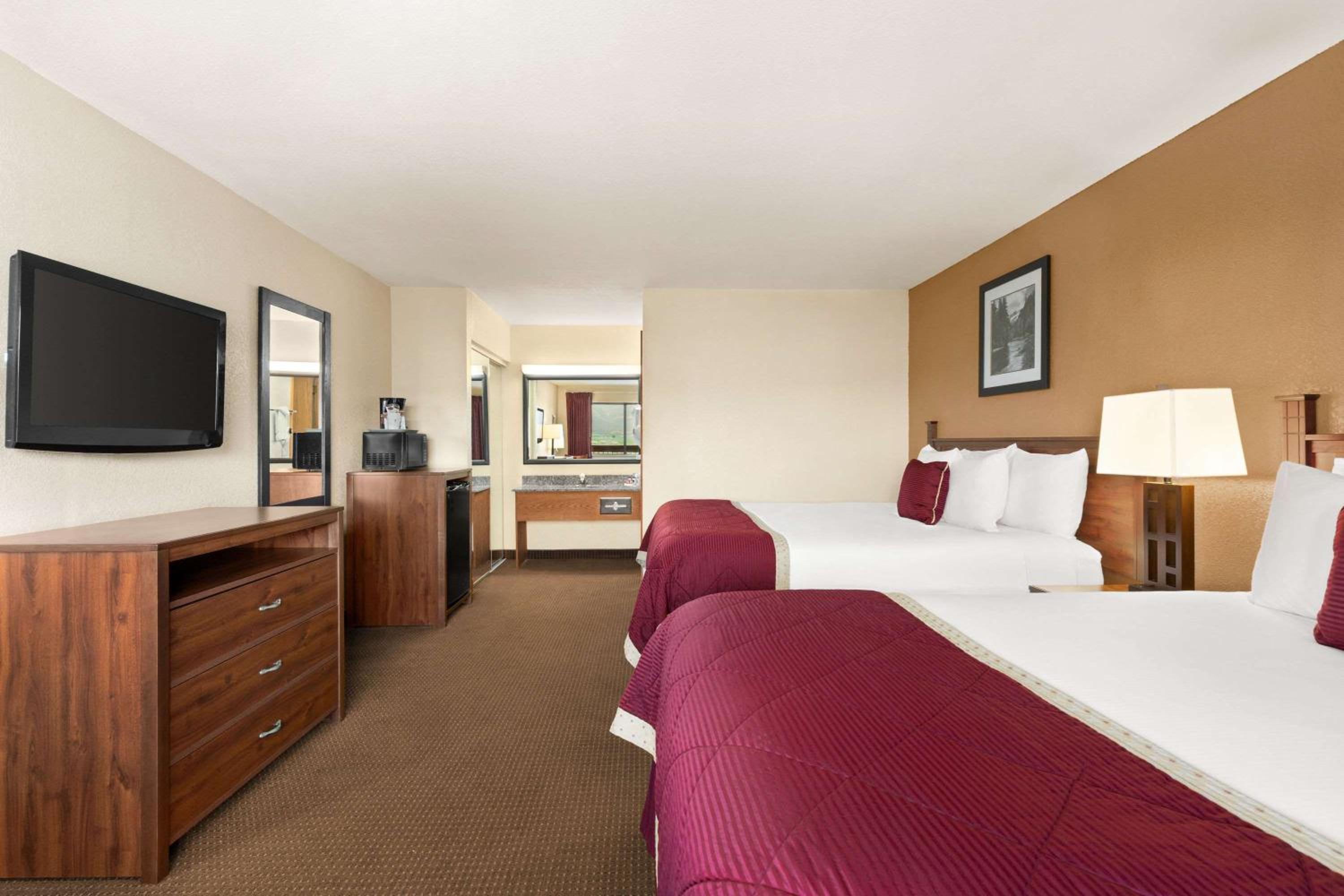 Queen Room with Two Queen Beds - Non-Smoking - Photo 4