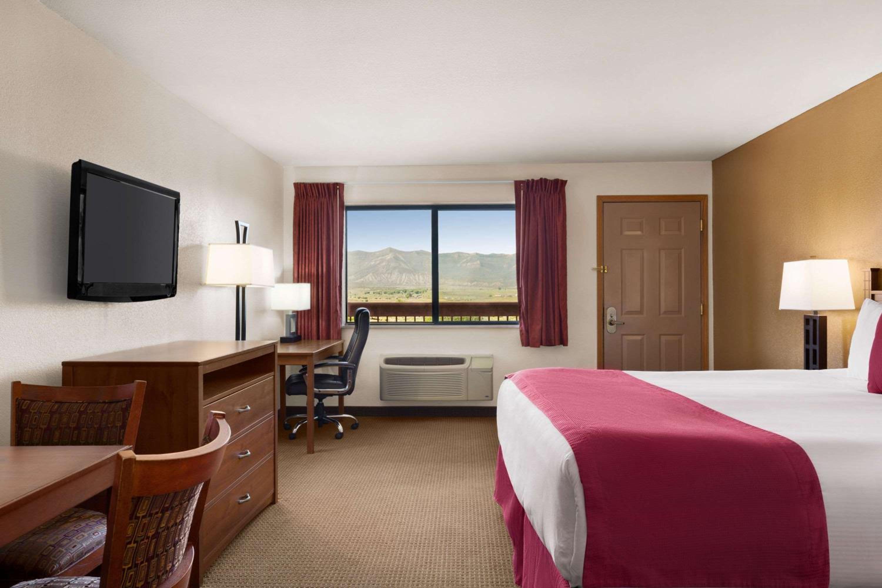 King Room - Non-Smoking - Photo 7