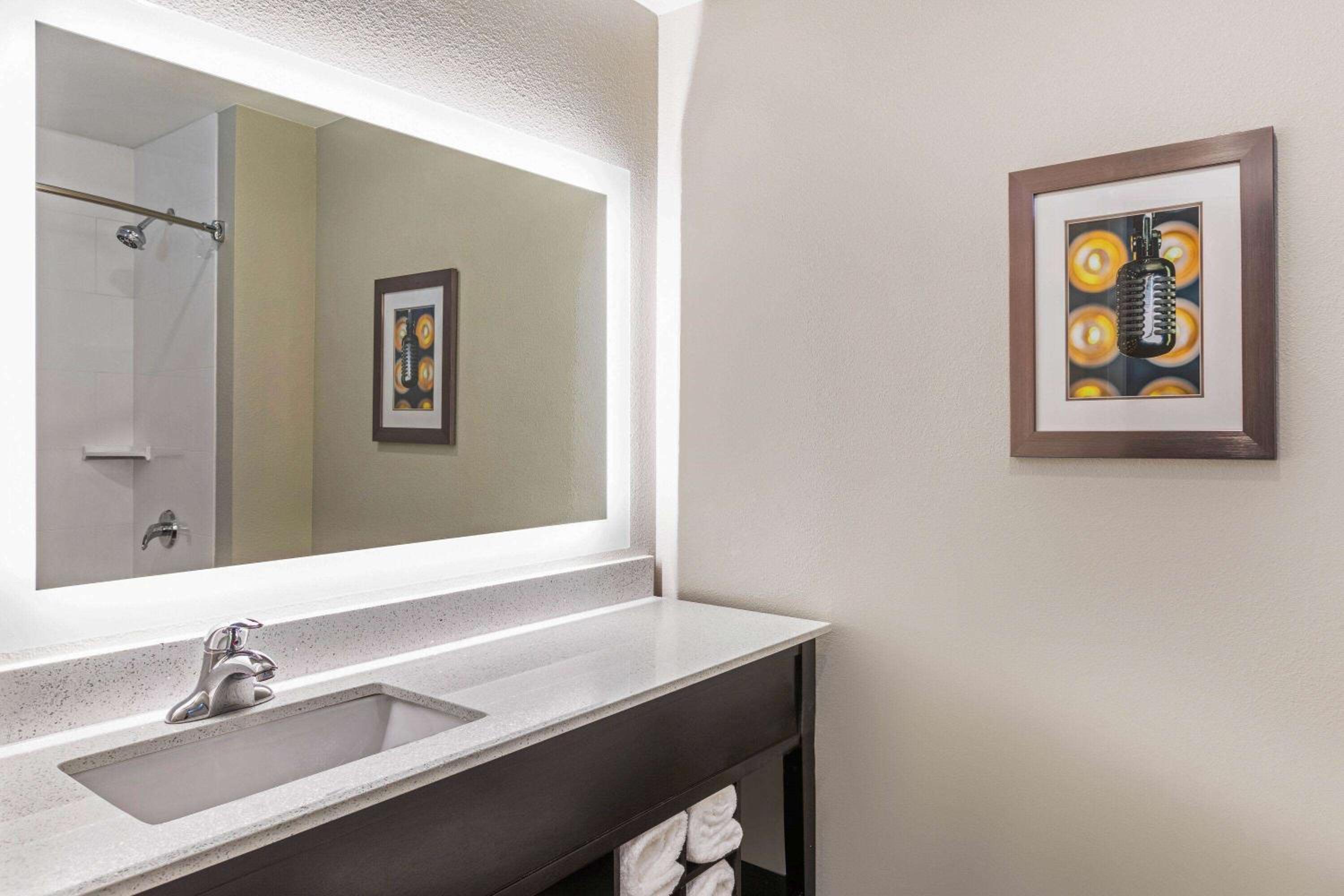 Deluxe King Room - Non-Smoking - Photo 4
