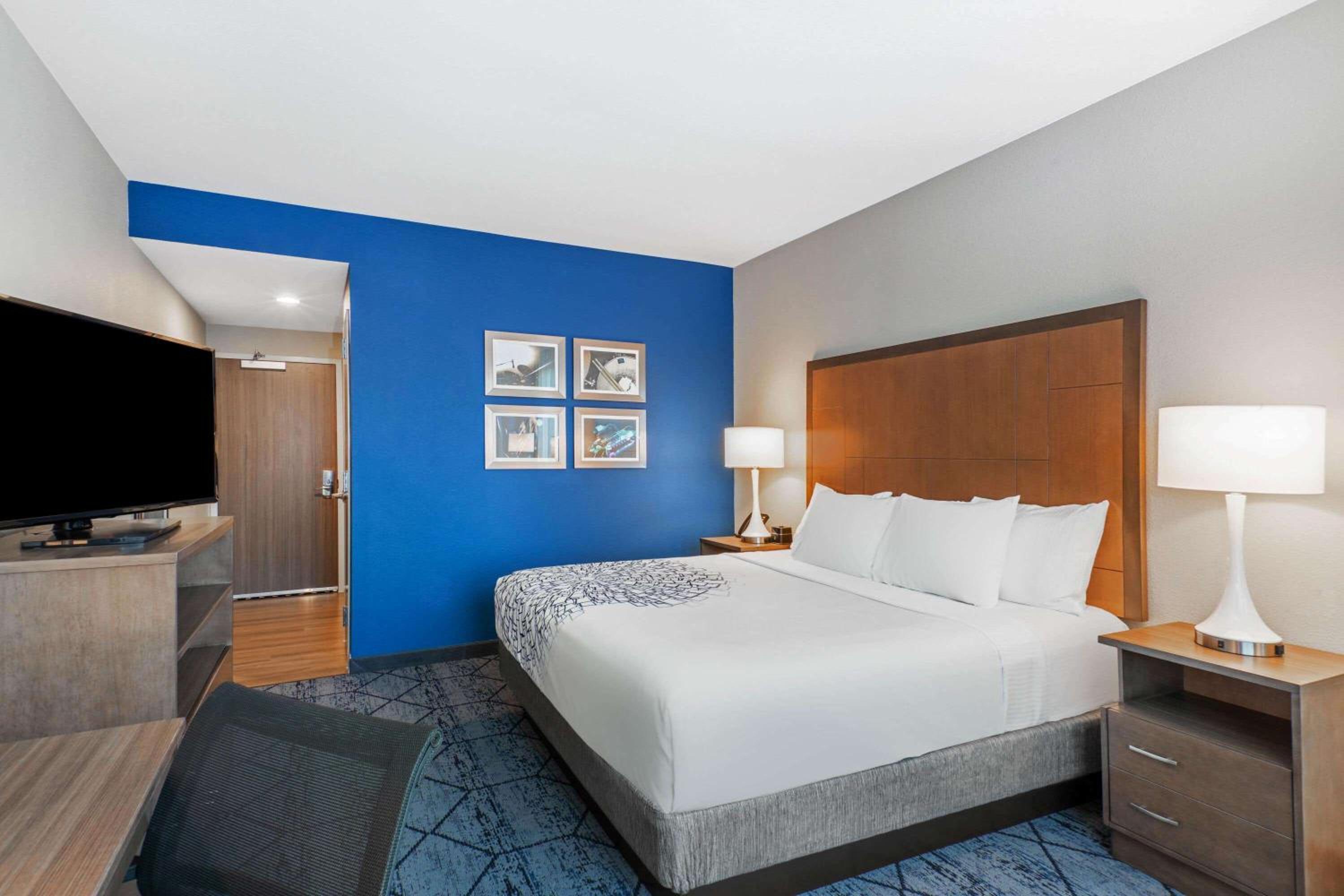 Deluxe King Room - Non-Smoking - Photo 1