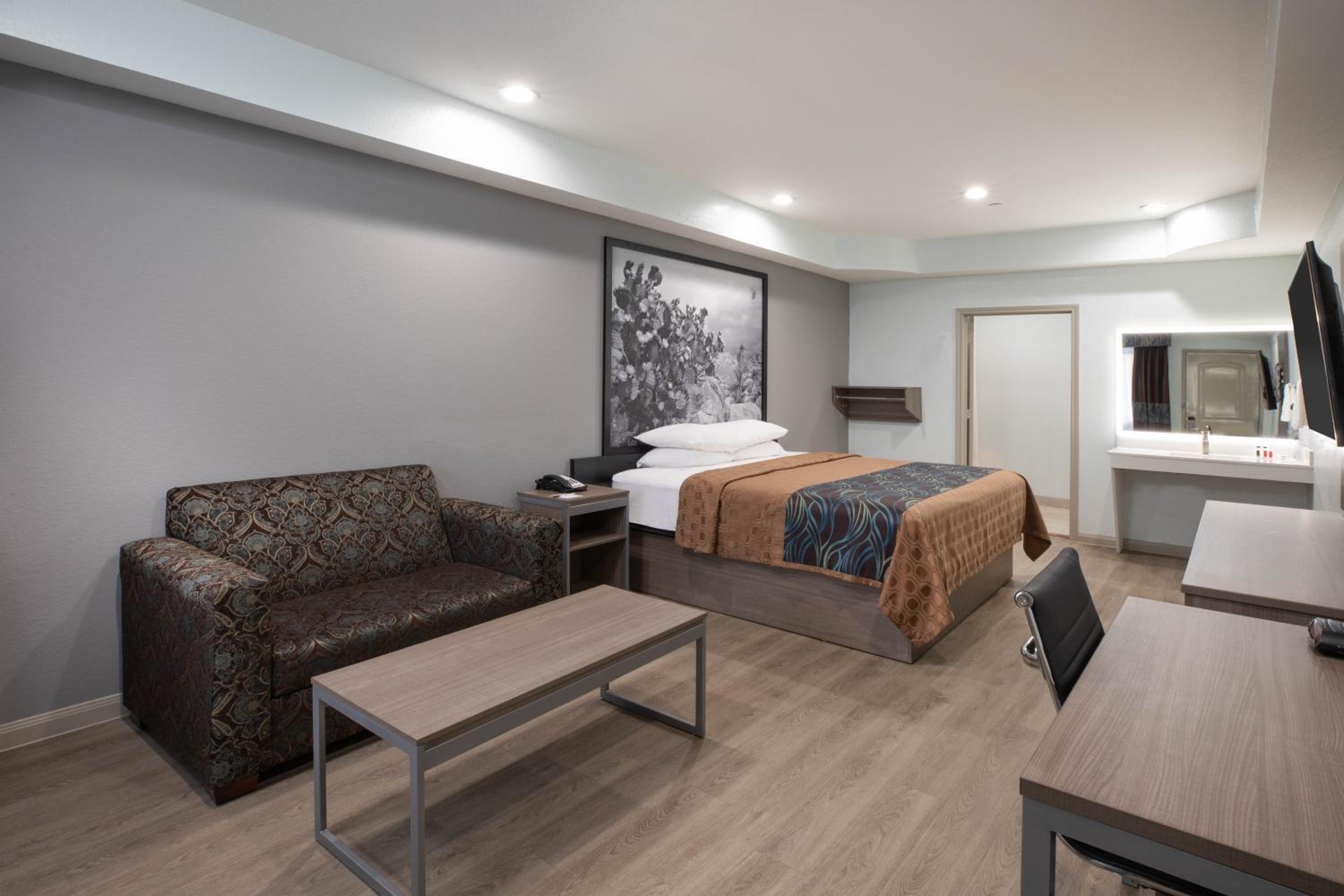 King Room with Mobility/Hearing Accessible Bath Tub with Grab Bars - Non-Smoking - Photo 3