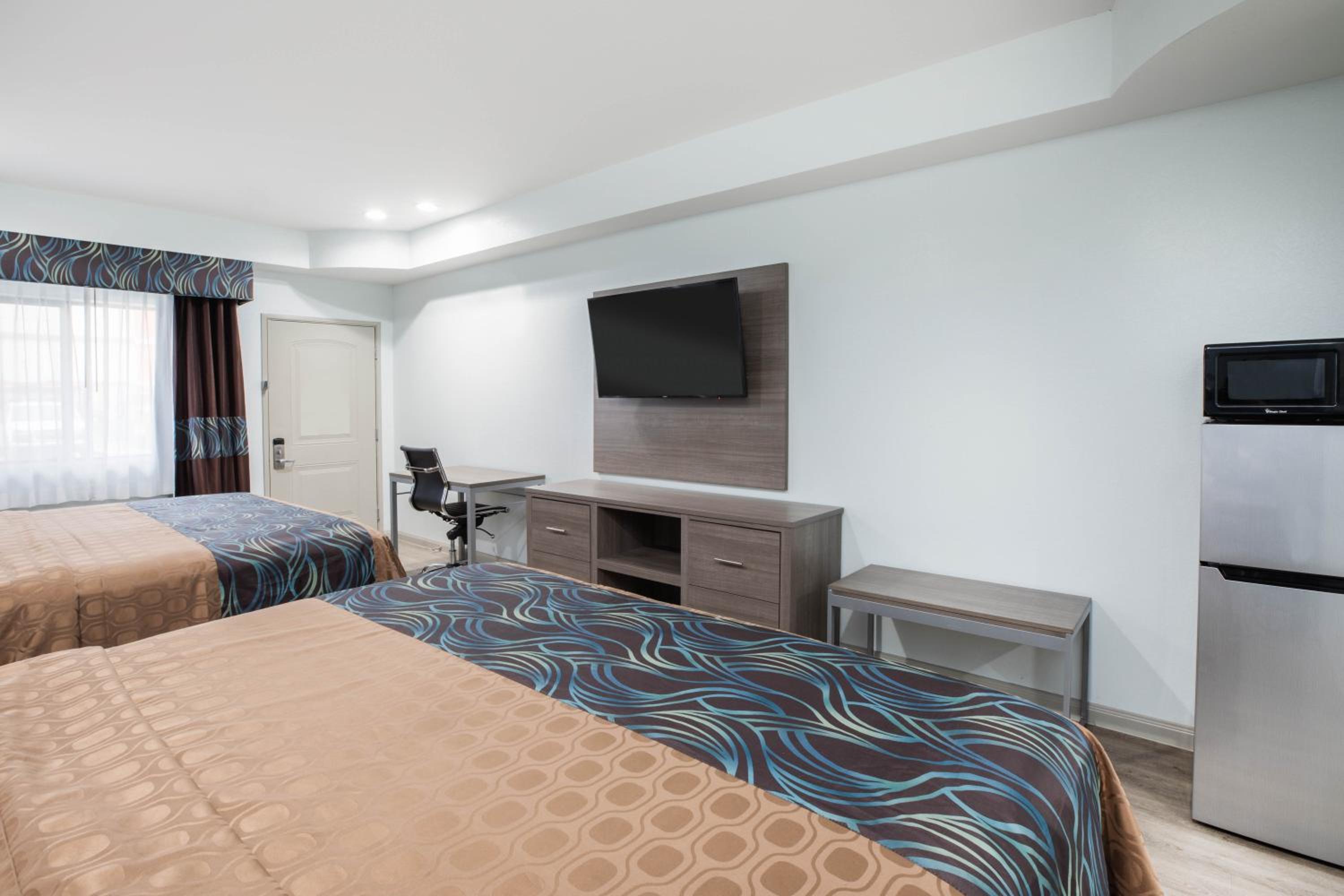 King Room with Two King Beds - Non-Smoking - Photo 3