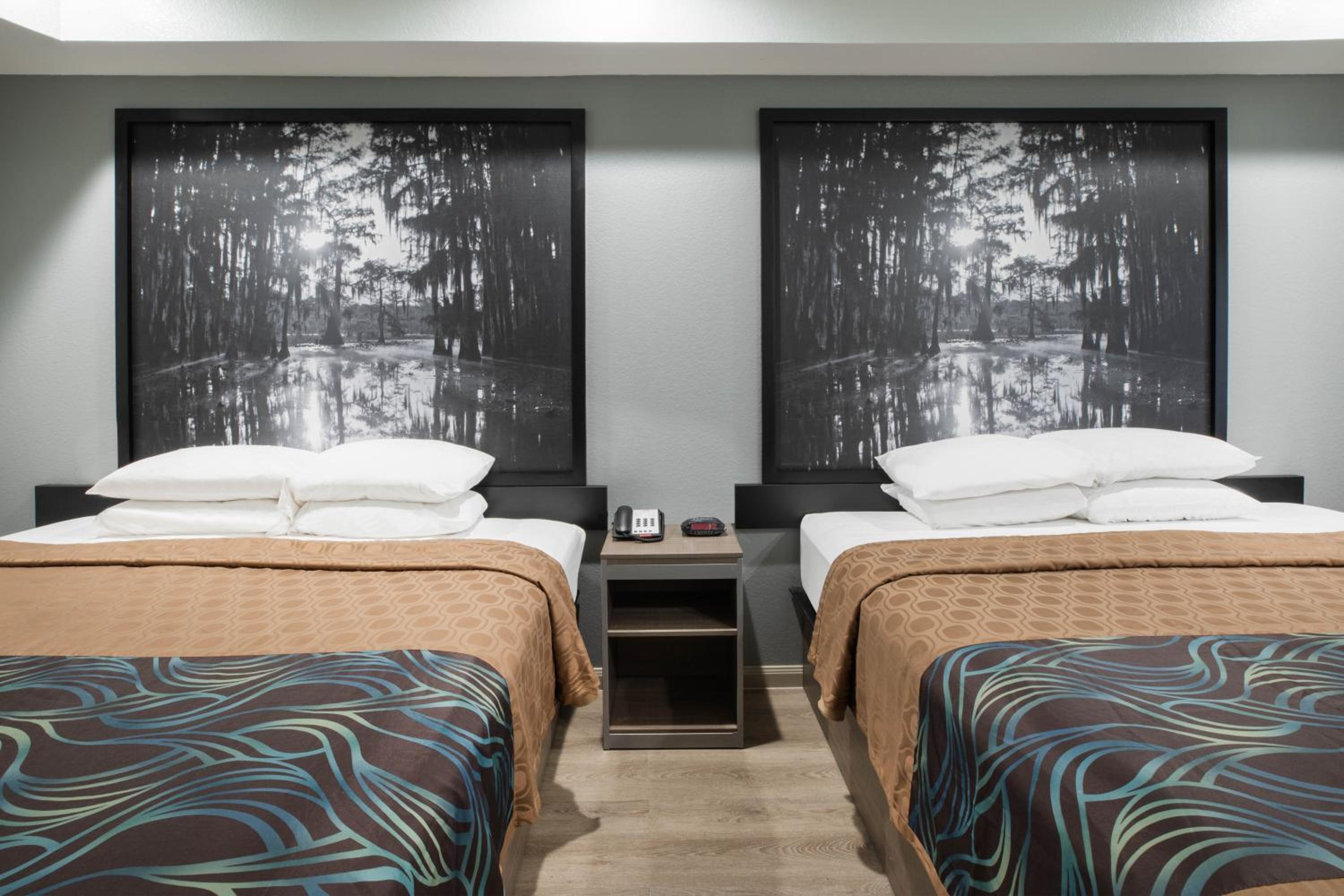 King Room with Two King Beds - Non-Smoking - Photo 5