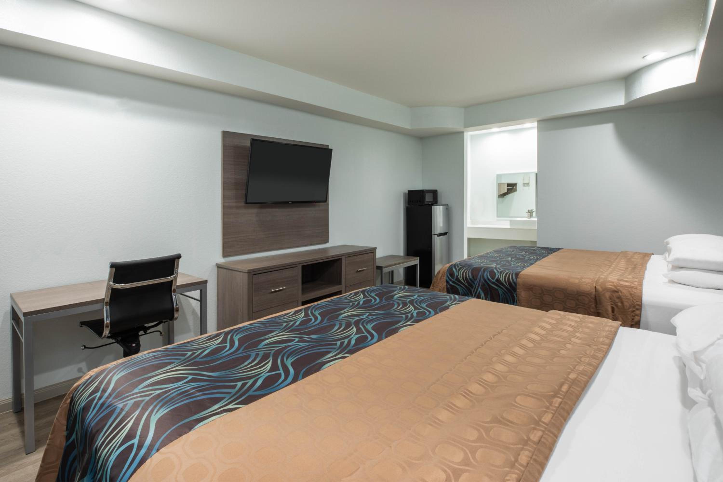 King Room with Two King Beds - Non-Smoking - Photo 6