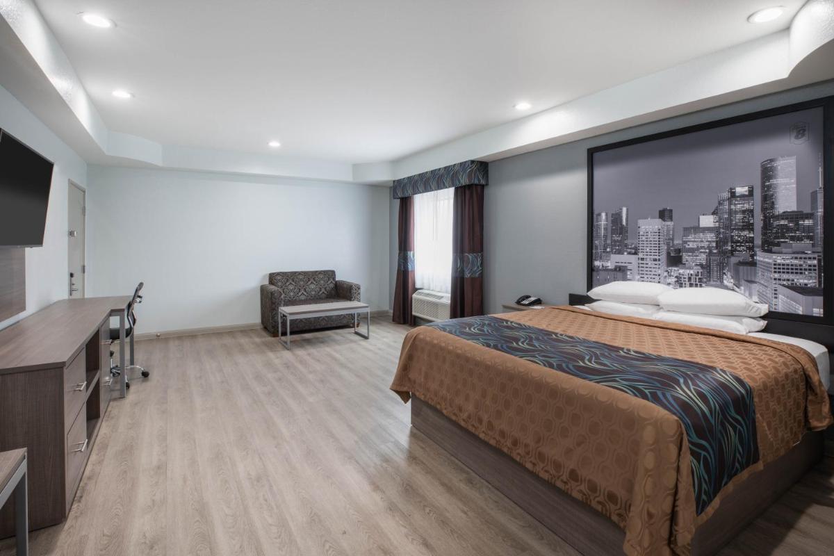 King Room with Mobility/Hearing Accessible Bath Tub with Grab Bars - Non-Smoking - Photo 5