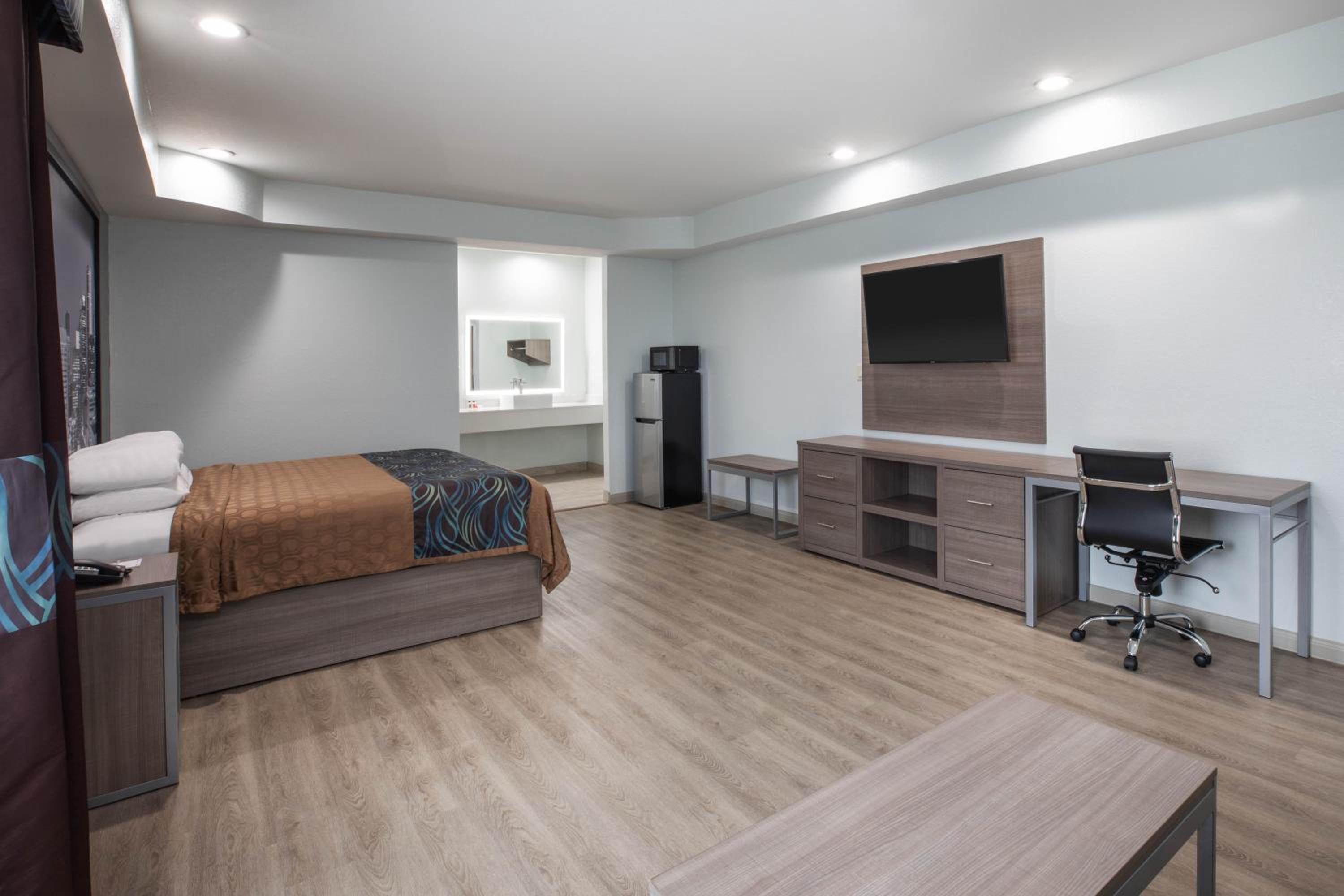 King Room with Mobility/Hearing Accessible Bath Tub with Grab Bars - Non-Smoking - Photo 4