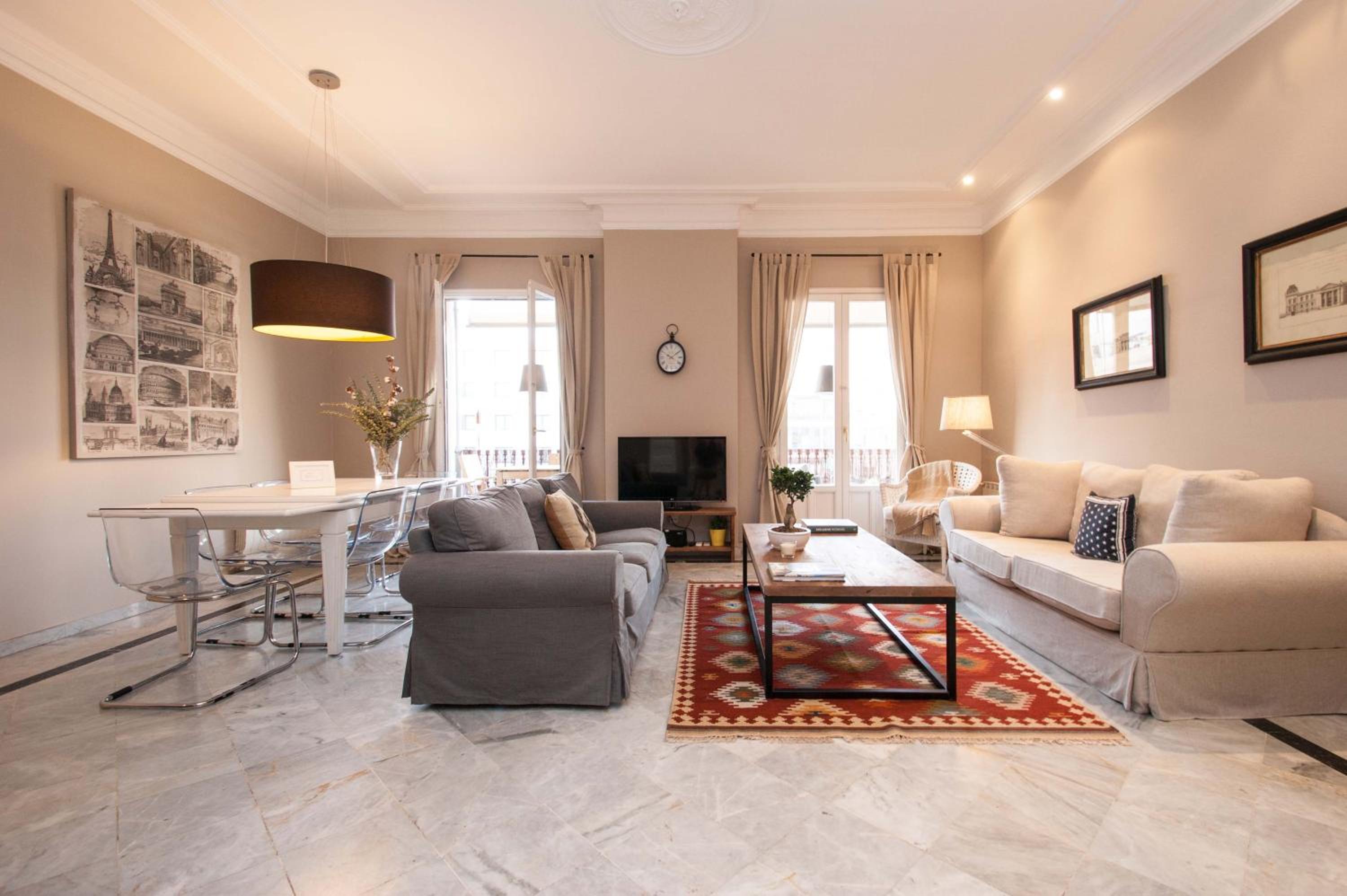 Apartamento superior de tres habitaciones con terraza.