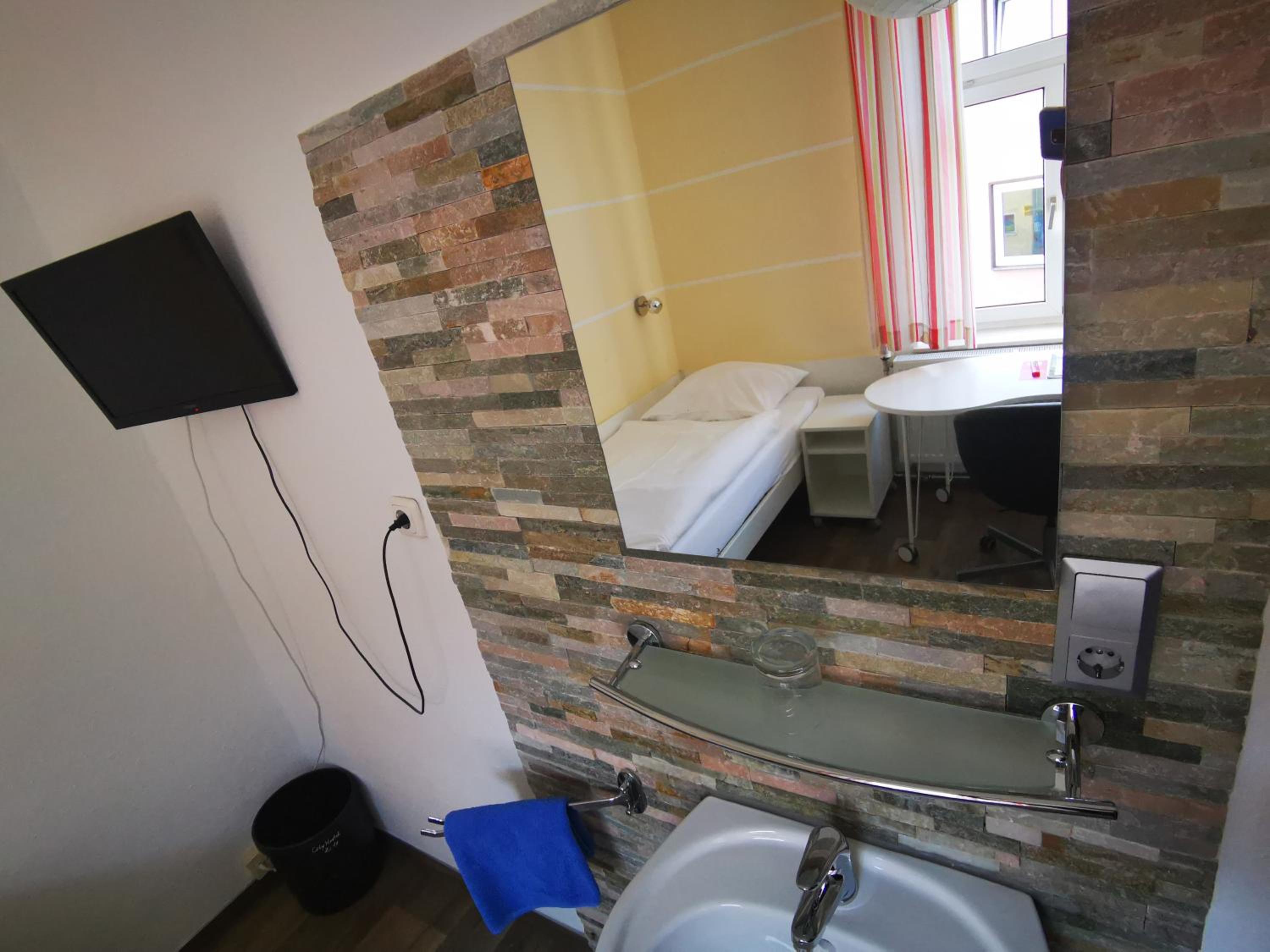 Single Room with Shared Shower and Toilet photo 1