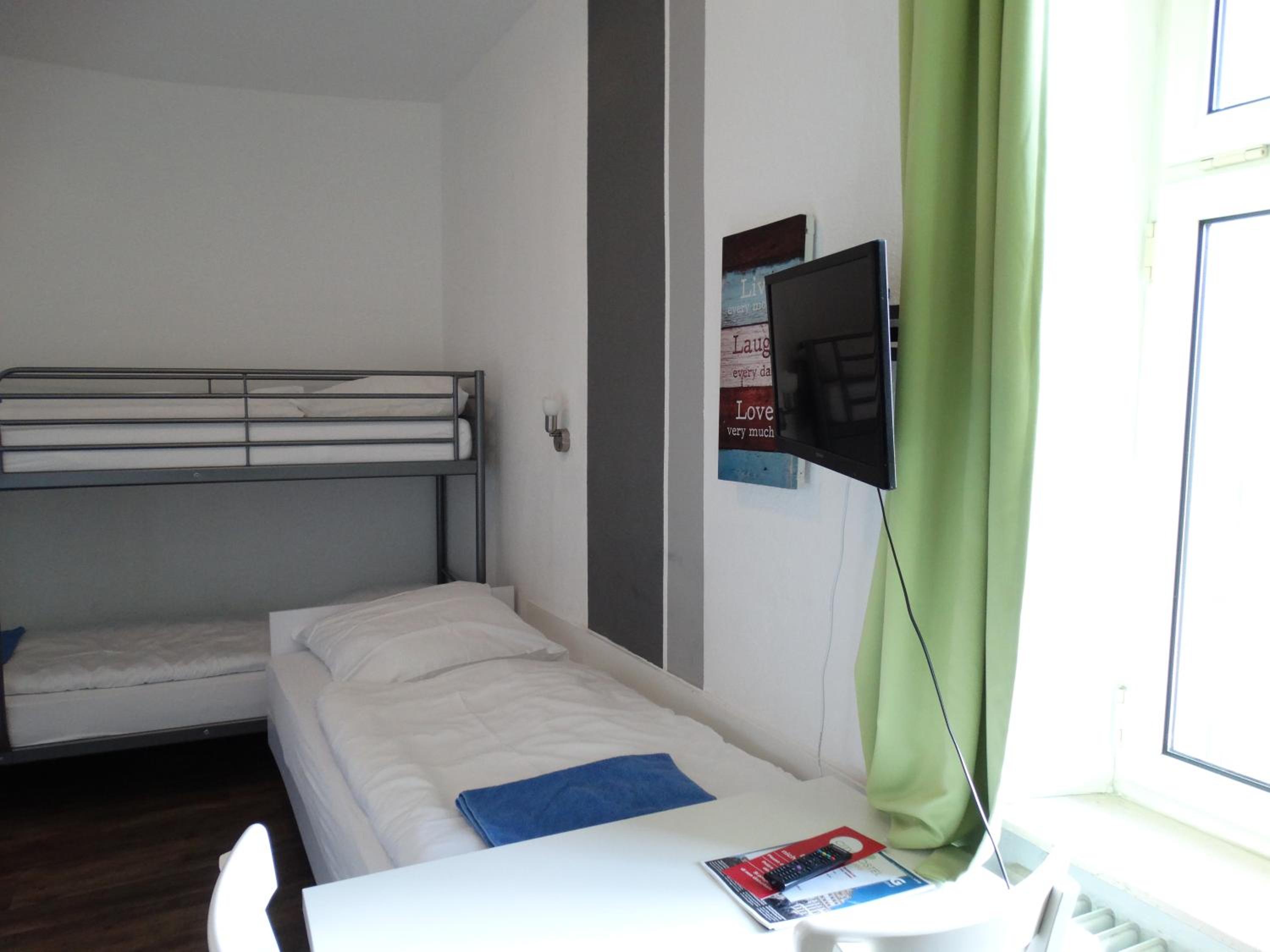 Basic Triple Room with Shared Bathroom photo 3