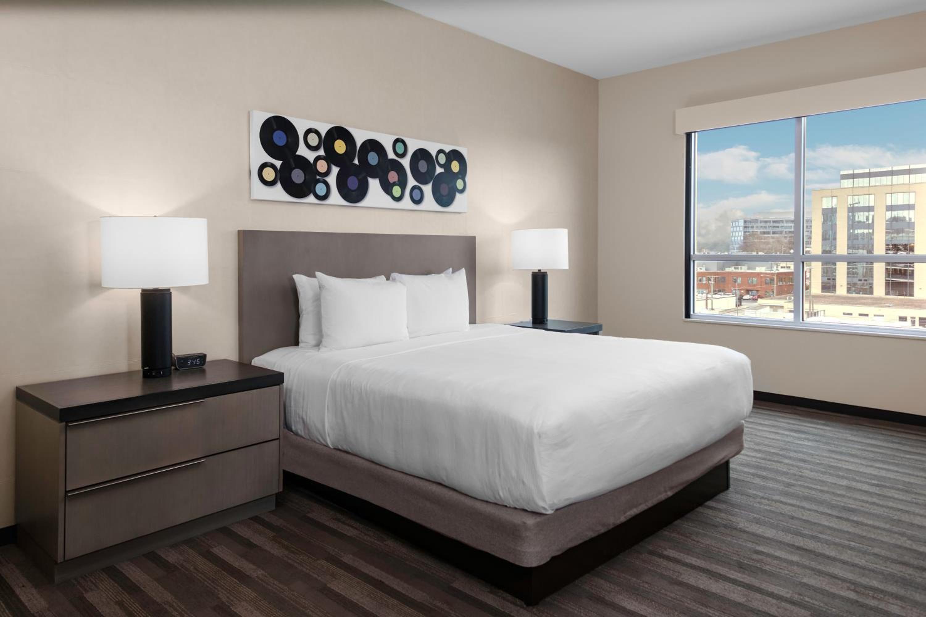 King Room with Sofa Bed - Photo 5