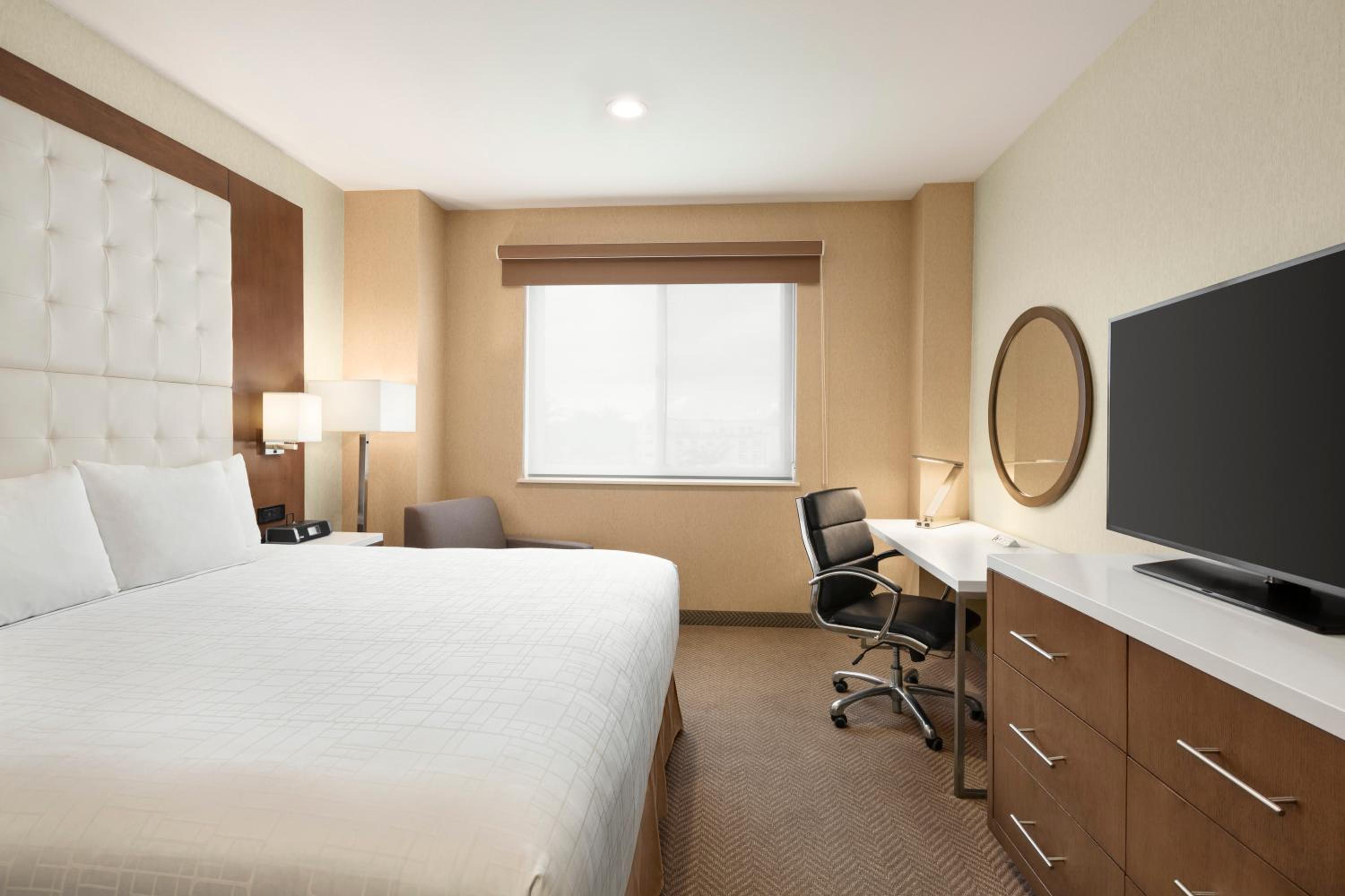King Room - Non-Smoking - Photo 7