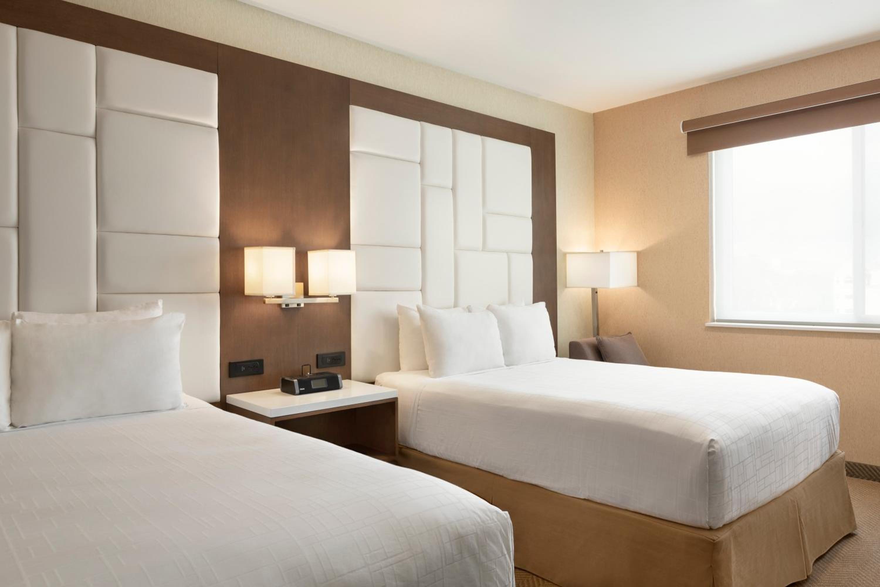 Queen Room with Two Queen Beds - Non-Smoking - Photo 2