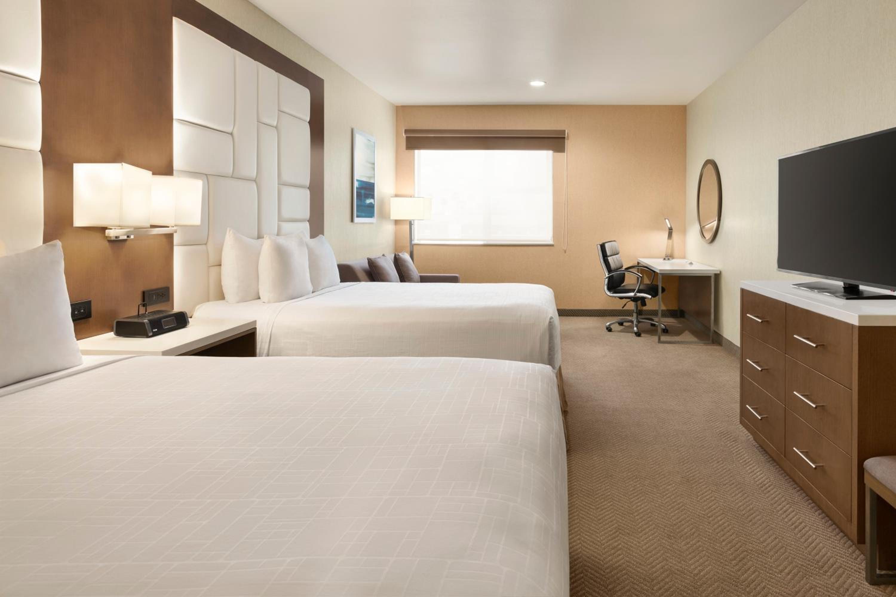 Deluxe Queen Room with Two Queen Beds - Non-Smoking - Photo 1