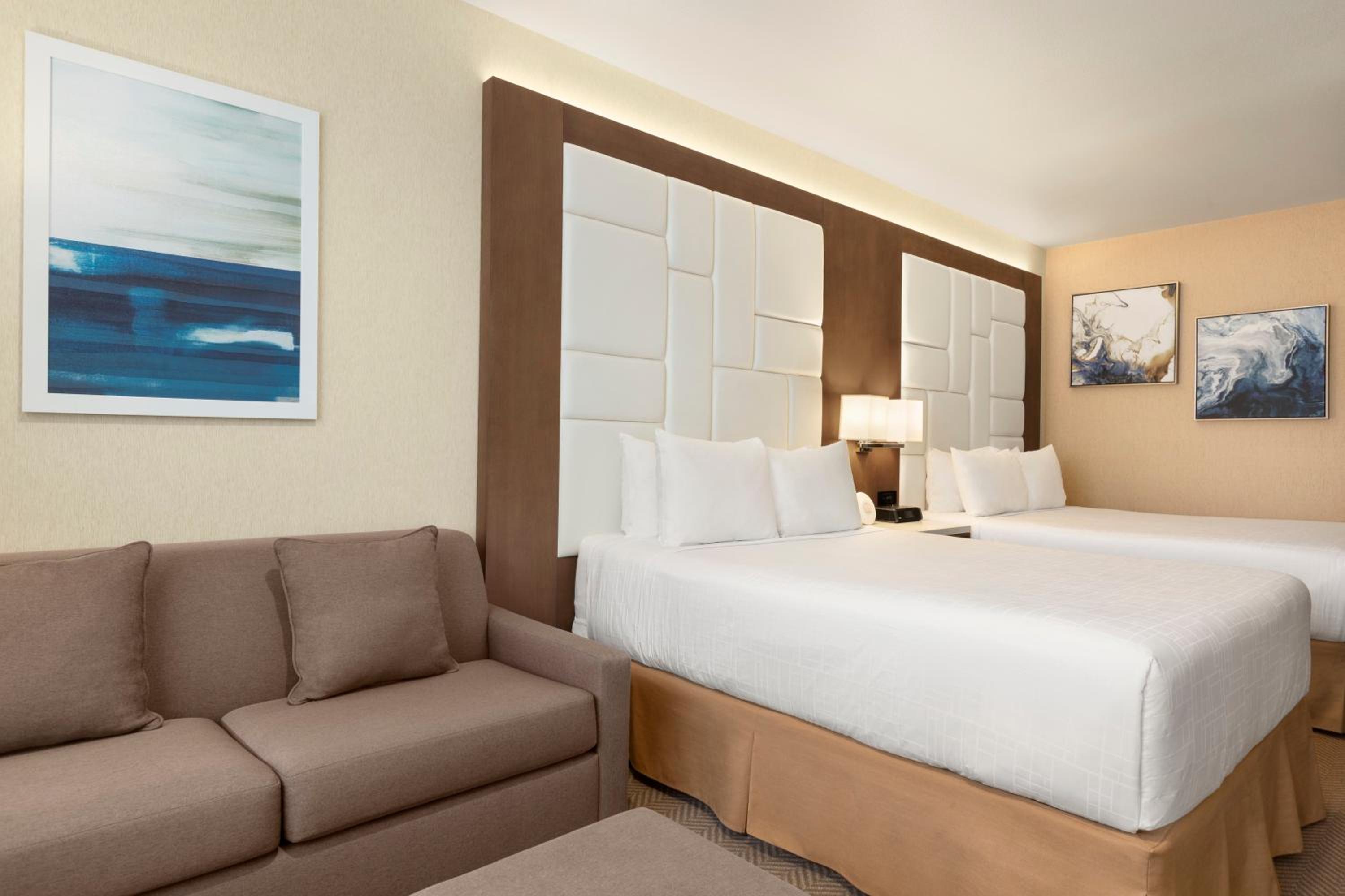 Deluxe Queen Room with Two Queen Beds - Non-Smoking - Photo 8