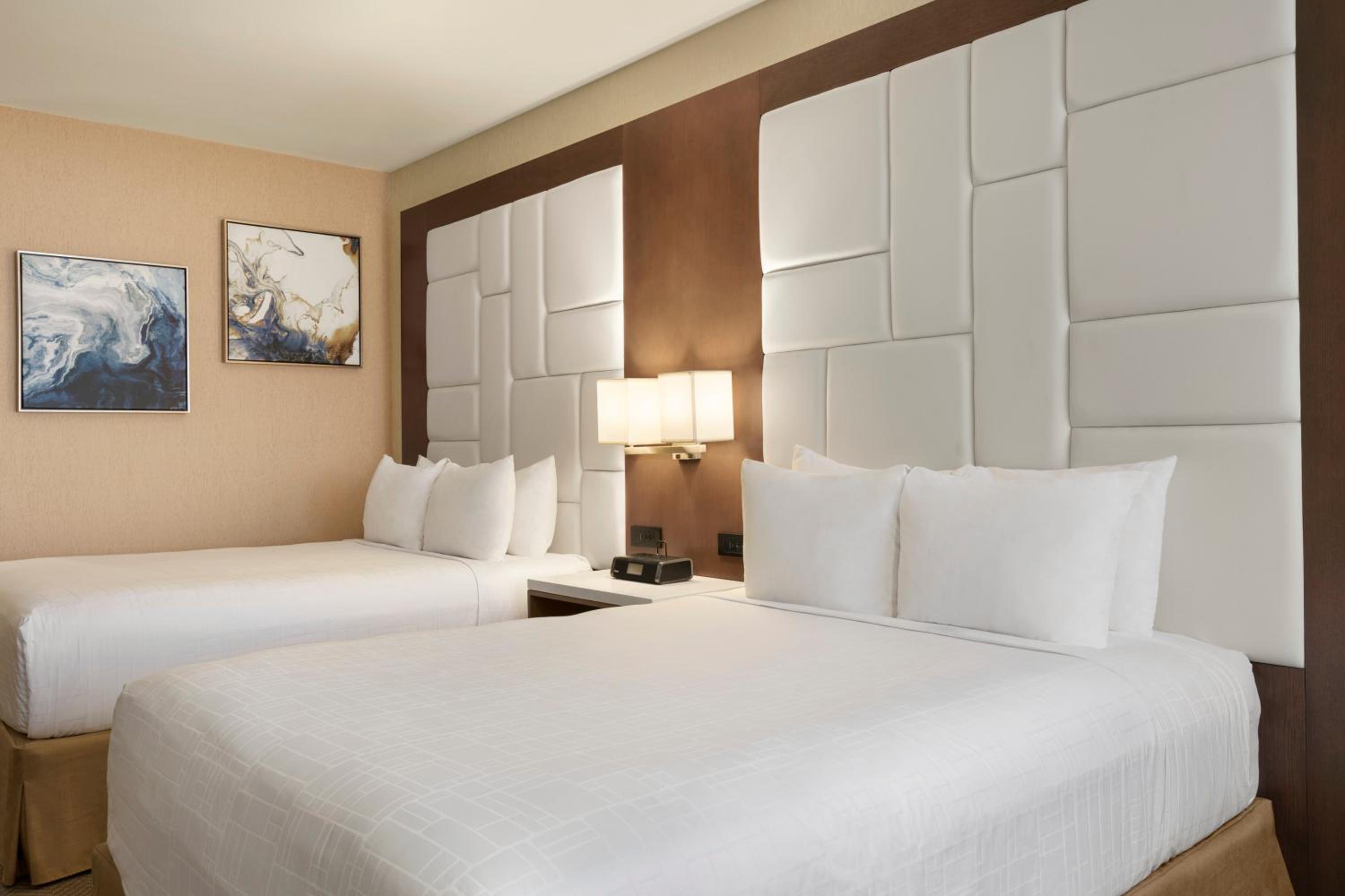 Queen Room with Two Queen Beds - Mobility Access/Non-Smoking - Photo 2