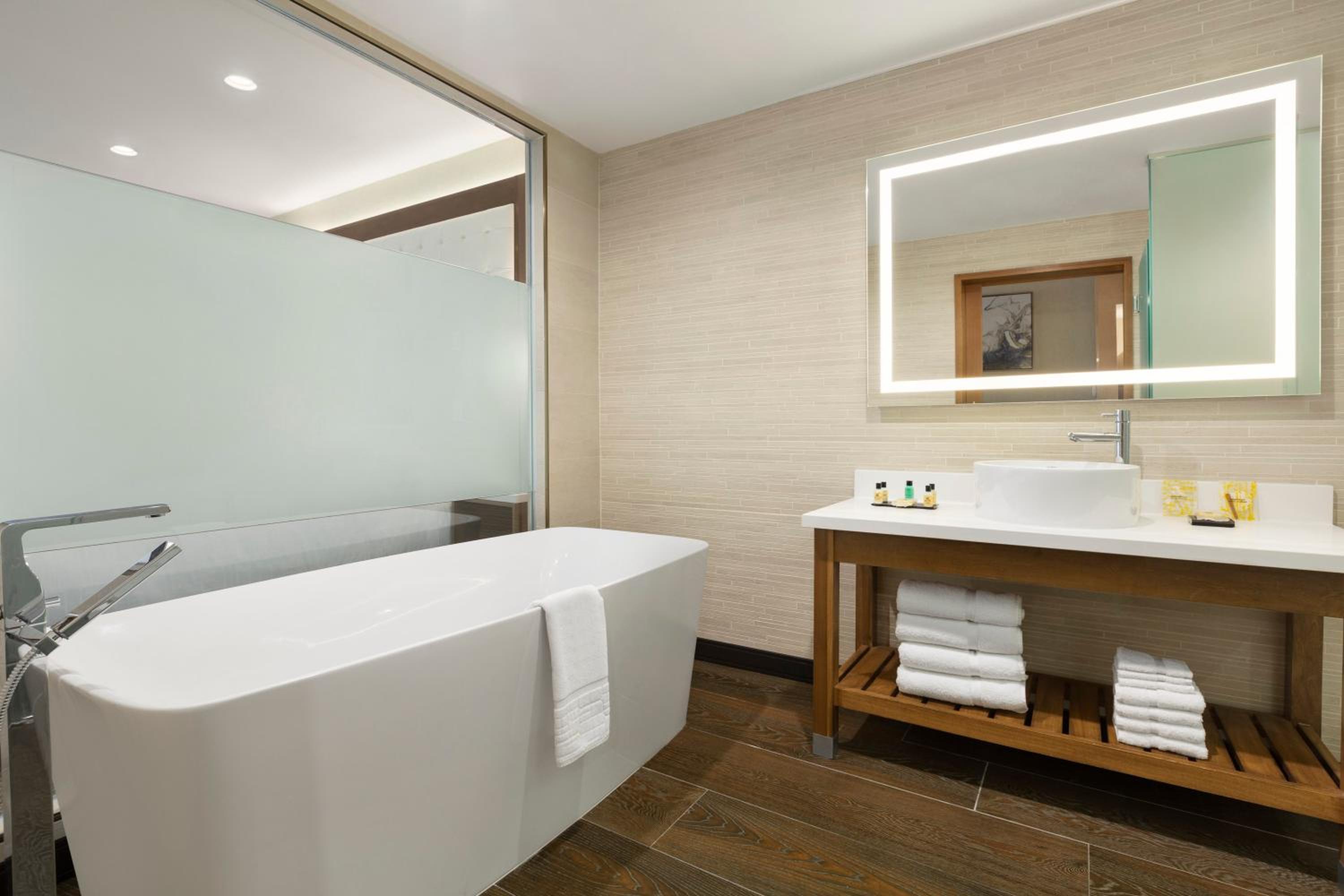 King Suite - Non-Smoking - Photo 4