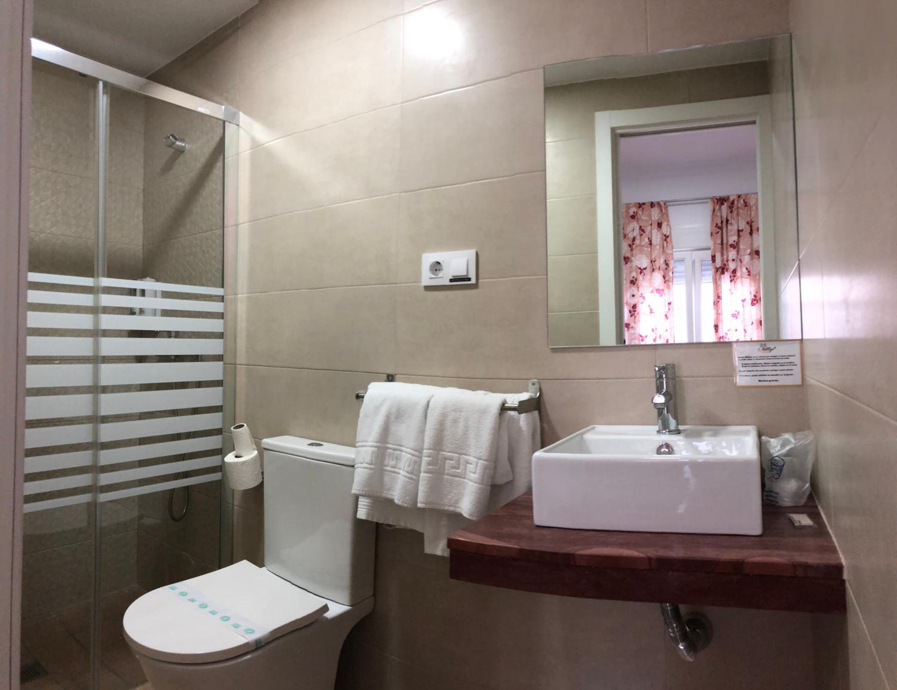 Double Room with Balcony - Photo 6