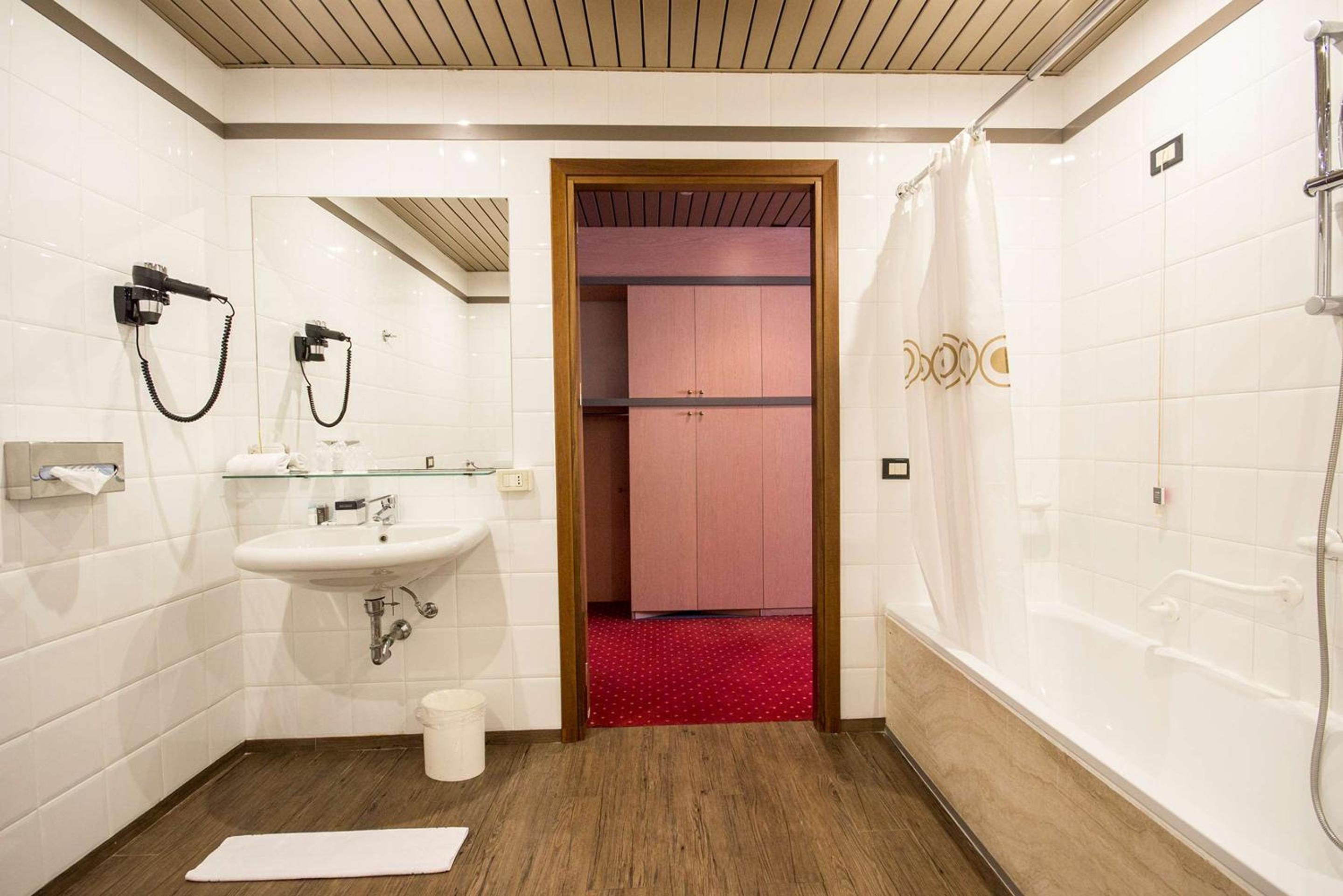 Classic Queen Room - Non-Smoking - Photo 15