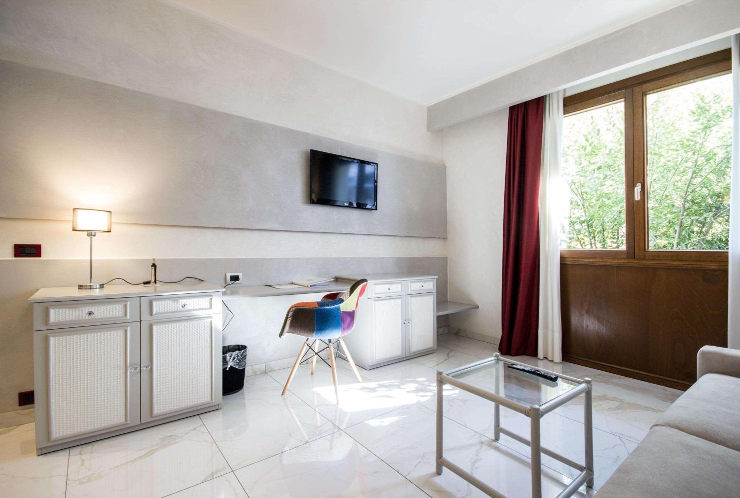 Queen Suite with Sofa Bed - Non-Smoking - Photo 10
