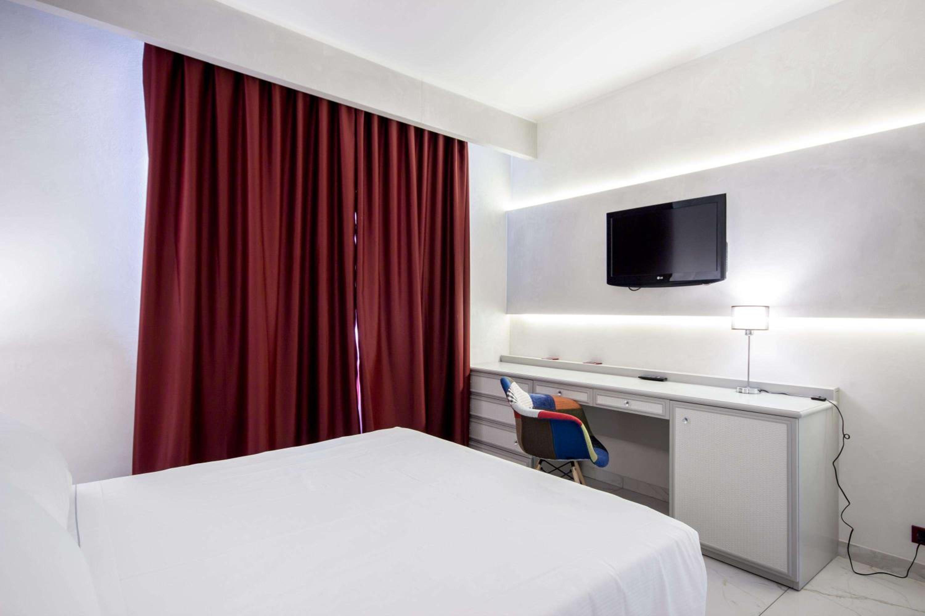 Queen Suite with Sofa Bed - Non-Smoking - Photo 13